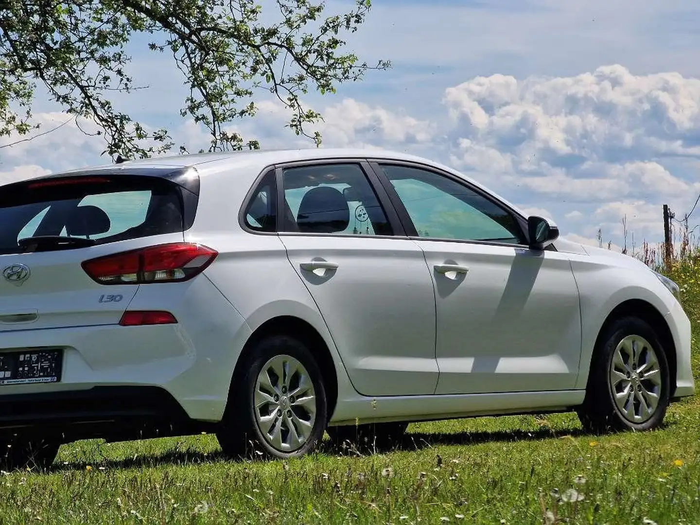 Hyundai i30 i30 1,4 MPI Entry Entry Weiß - 1