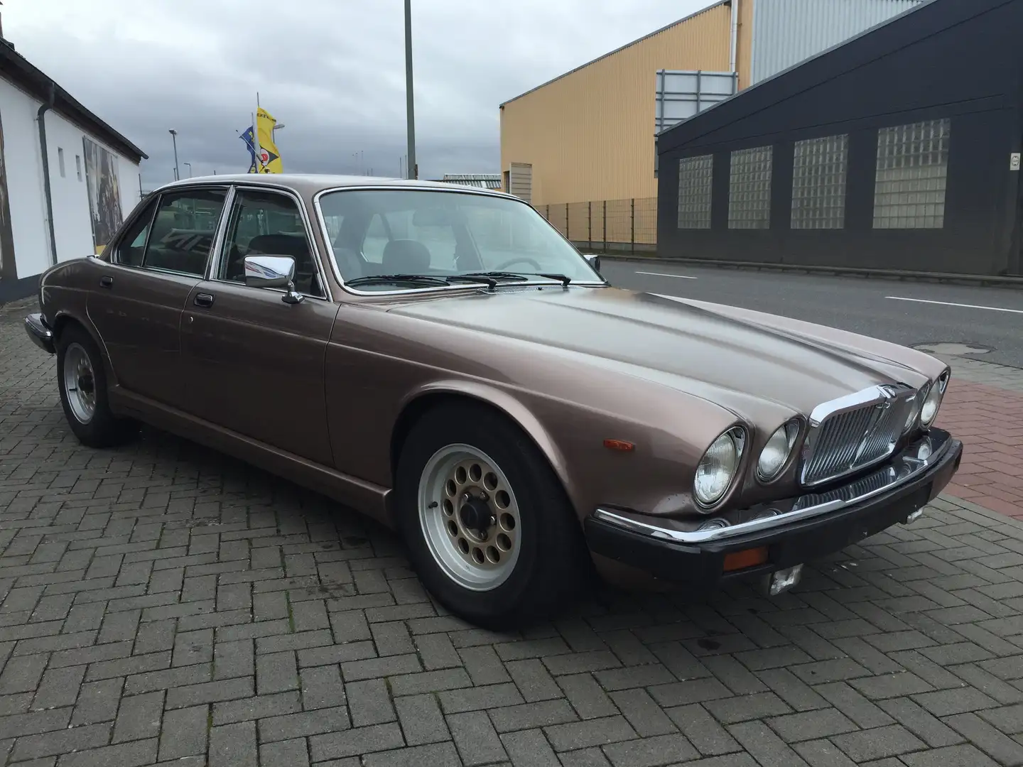 Jaguar XJ12 Złoty - 2