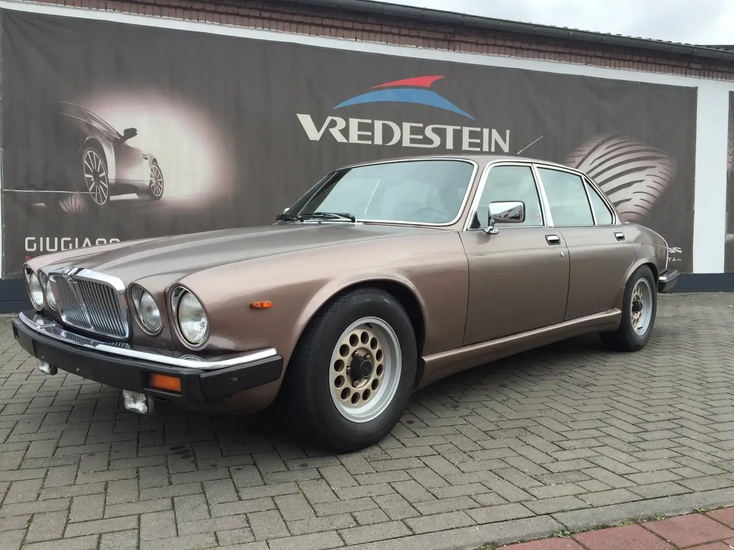 Jaguar XJ12 Goud - 1