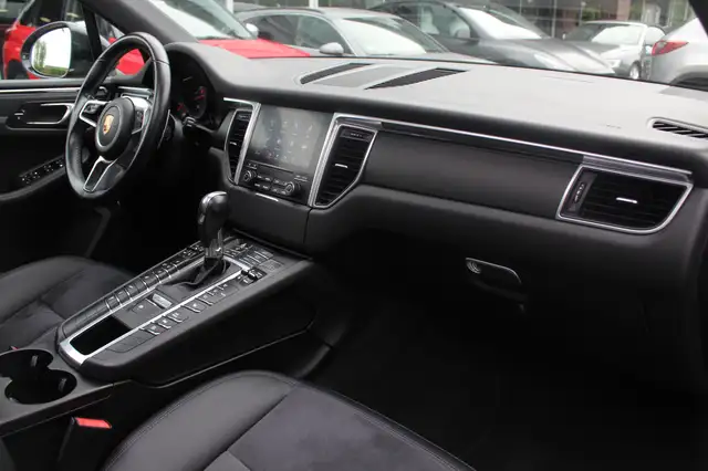 Porsche Macan view 13