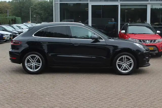 Porsche Macan view 5