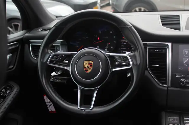 Porsche Macan view 17