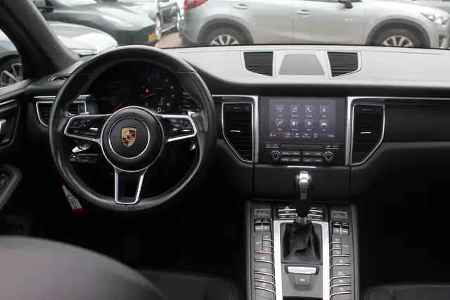 Porsche Macan view 9