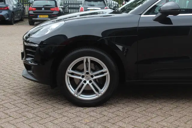 Porsche Macan view 14