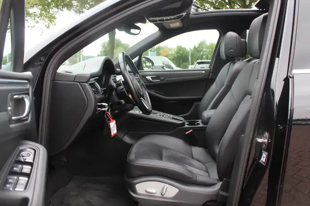 Porsche Macan view 10