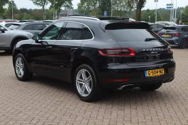 Porsche Macan view 3