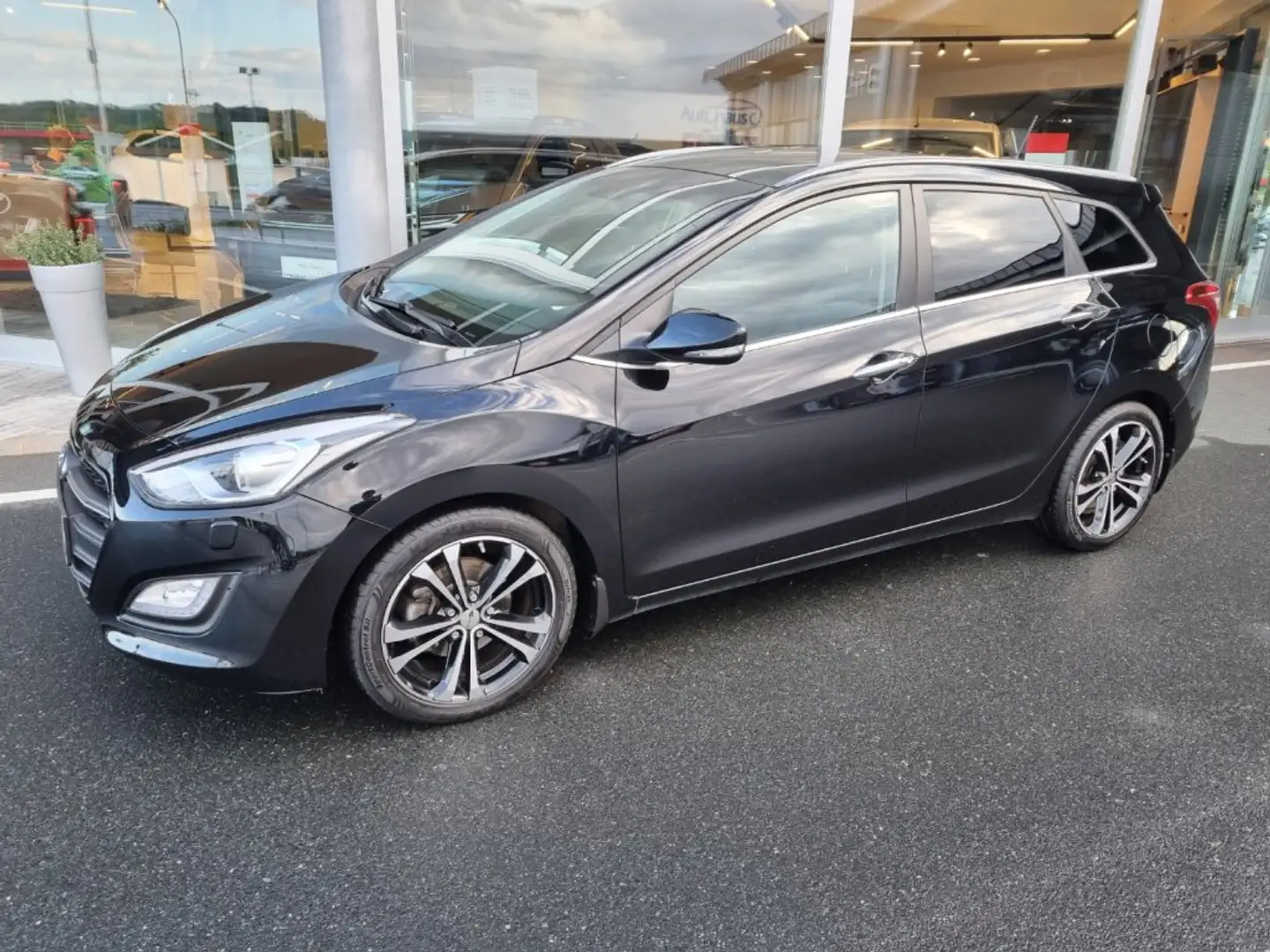 Hyundai i30 HYUNDAI i30 Kombi 1.6 Premium DCT *8 Fach* Schwarz - 2
