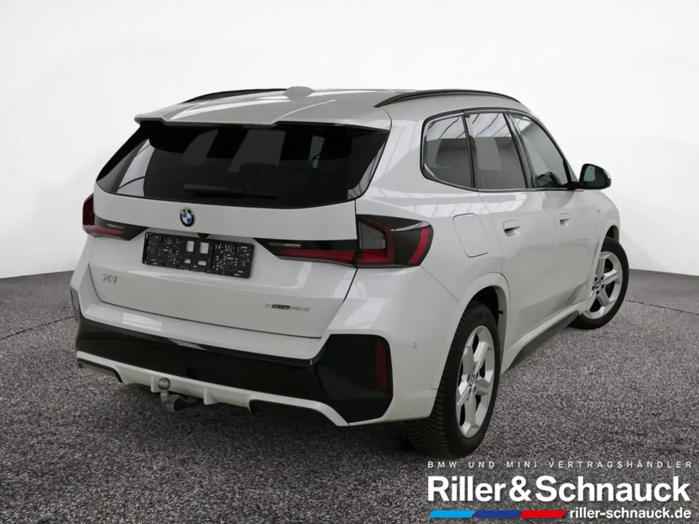 BMW X1 sDrive 20i M Sport AHK+PANO+360°KAM+HUD Weiß - 2