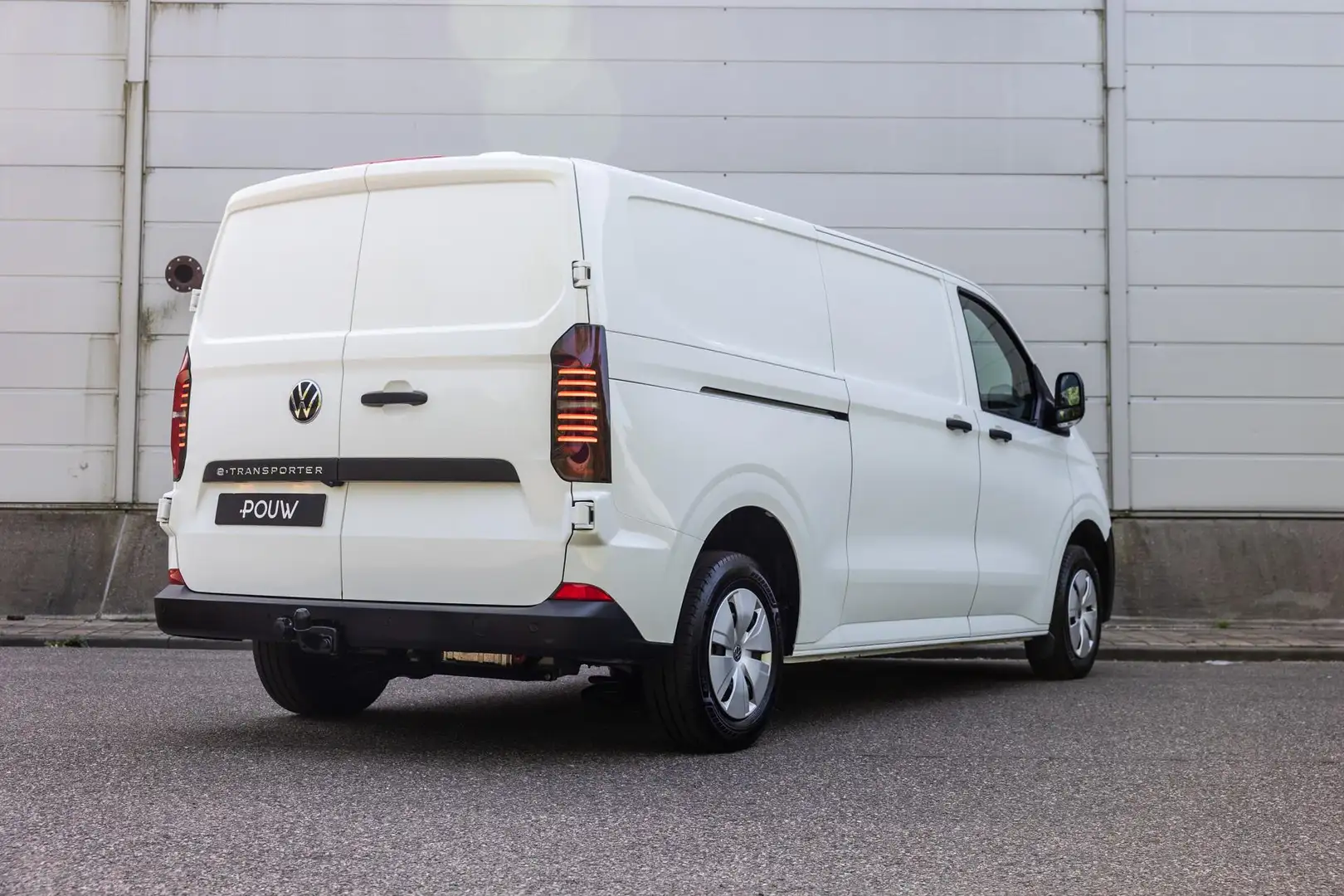 Volkswagen Transporter e-Transporter 34 L2H1 136pk Life 64 kWh | Trekhaak Wit - 2