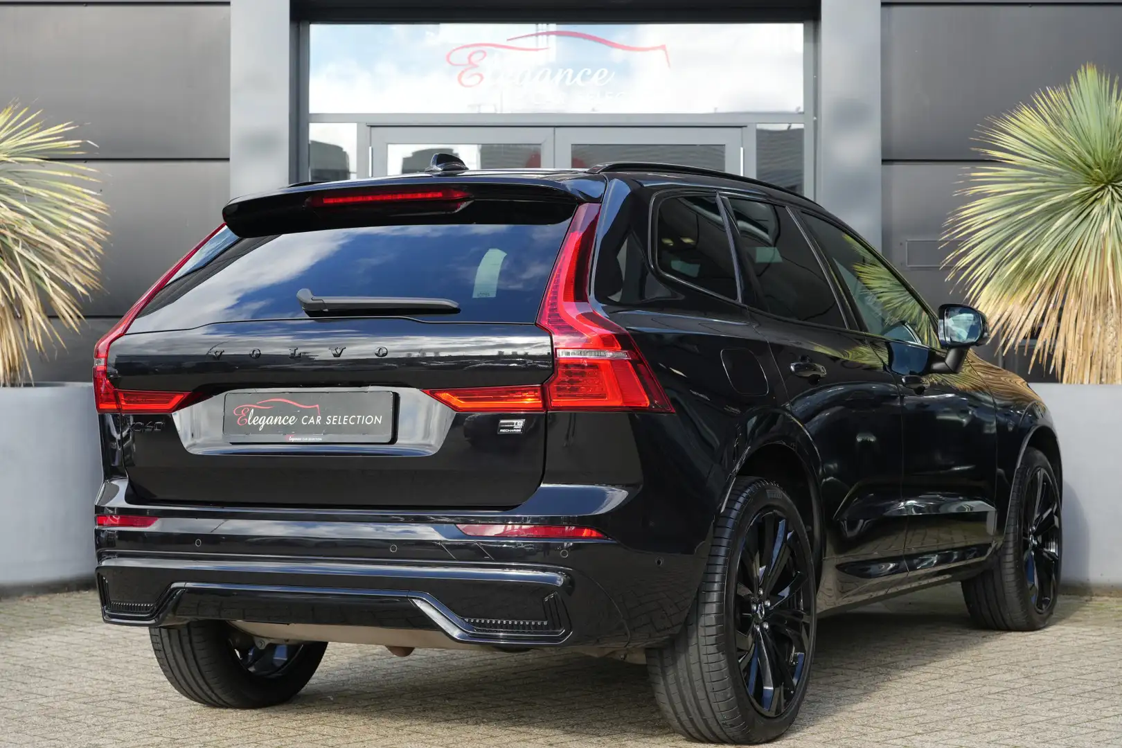 Volvo XC60 2.0 T6 Plug-in hybrid AWD Ultra Black Edition 350p Noir - 2