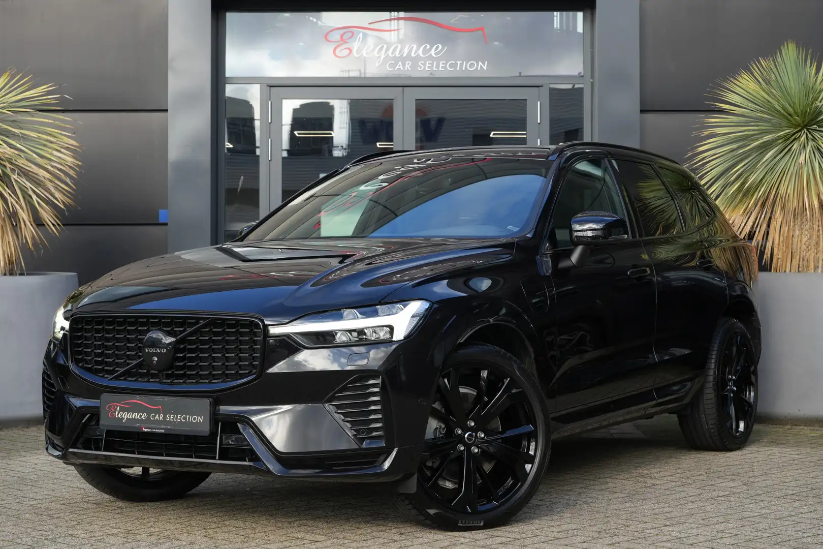 Volvo XC60 2.0 T6 Plug-in hybrid AWD Ultra Black Edition 350p Noir - 1