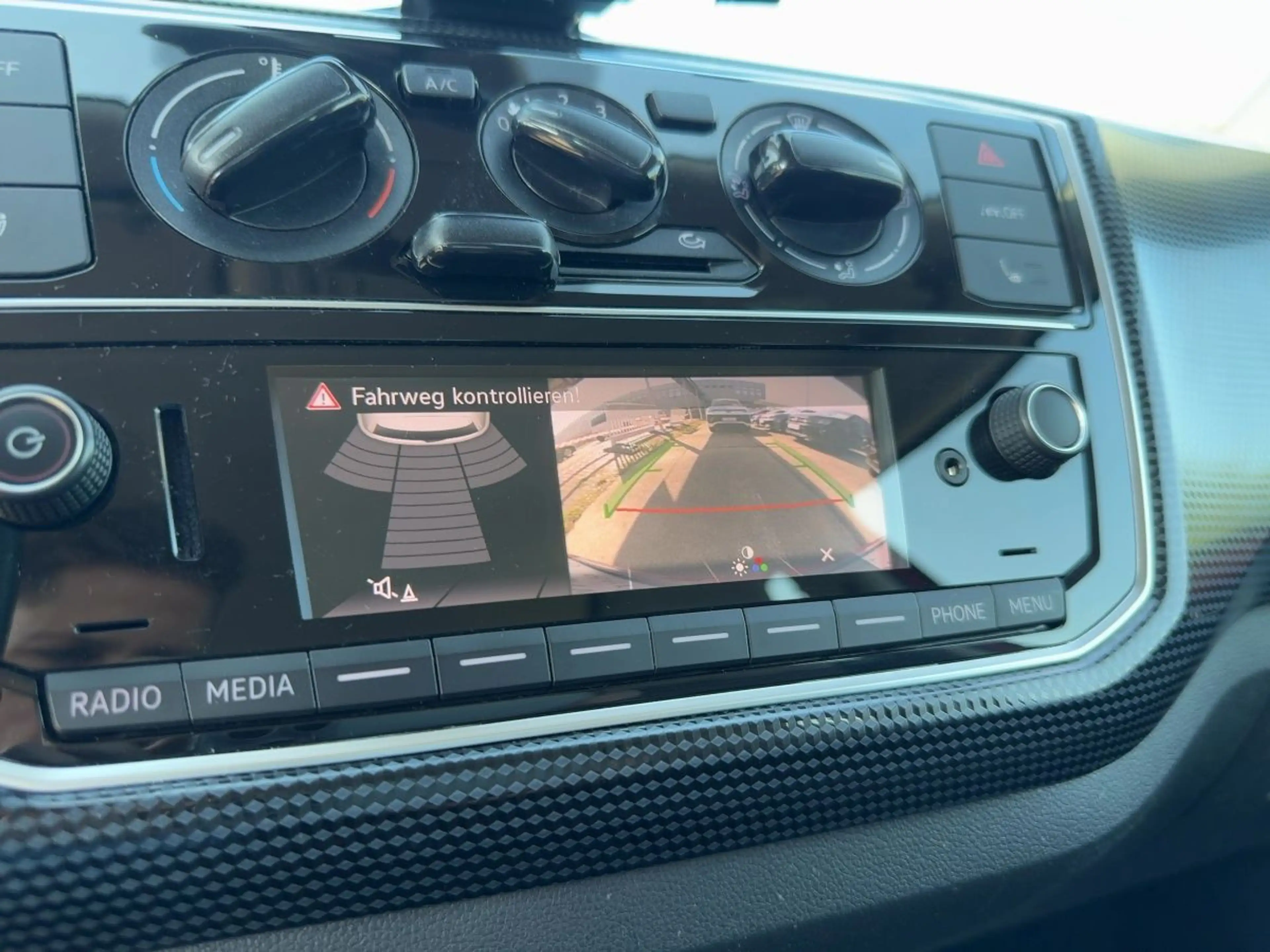 Volkswagen up! 1.0 — photo 14