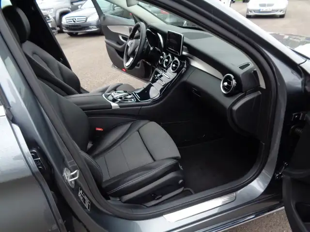 Mercedes-Benz C-Class view 12