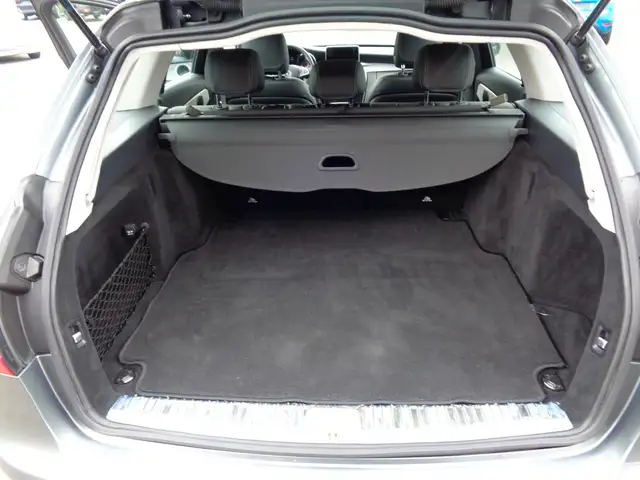 Mercedes-Benz C-Class view 9
