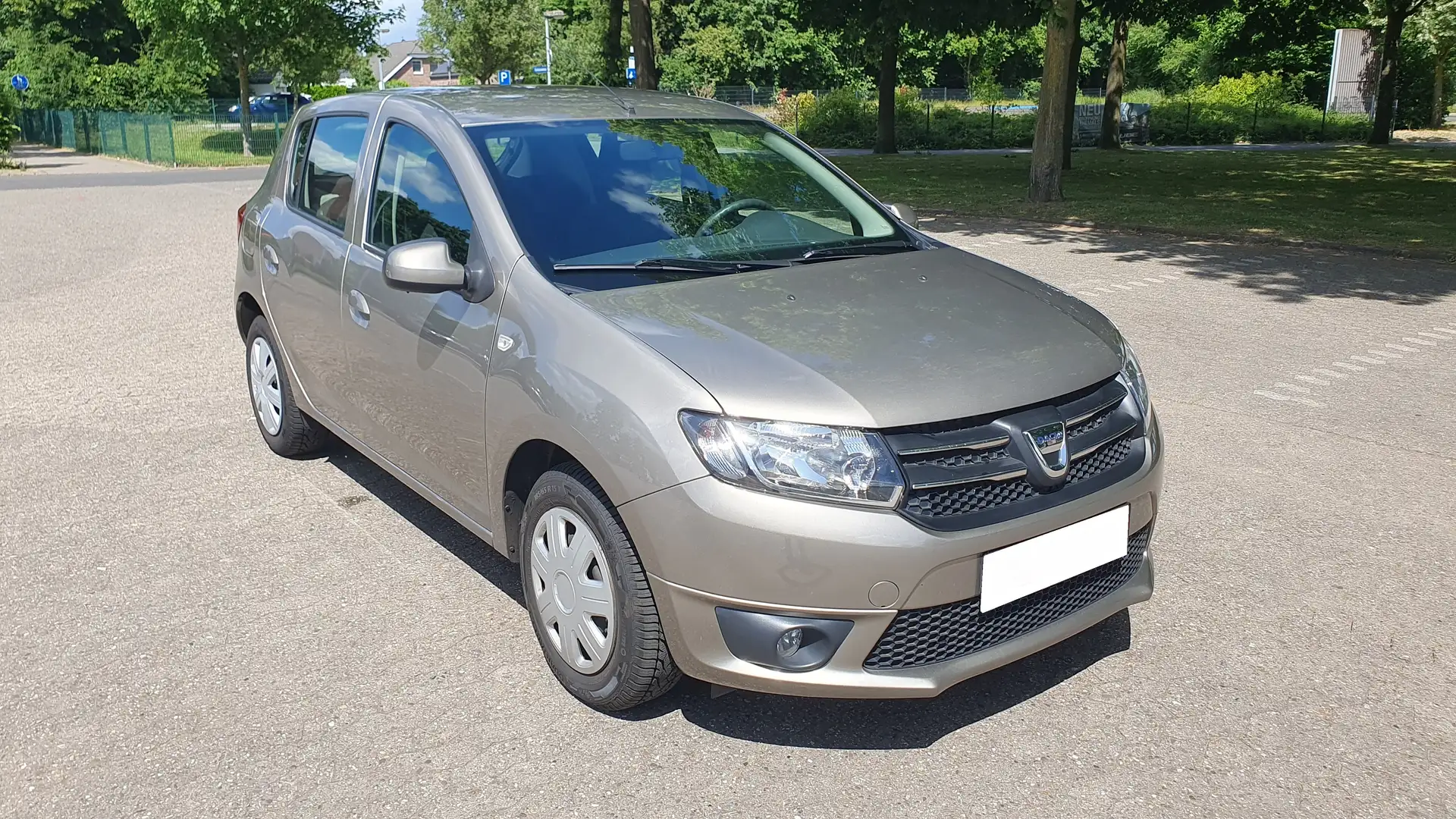 Dacia Sandero 1.2 Klima 5-türig Tüv 05/2026 bež - 1