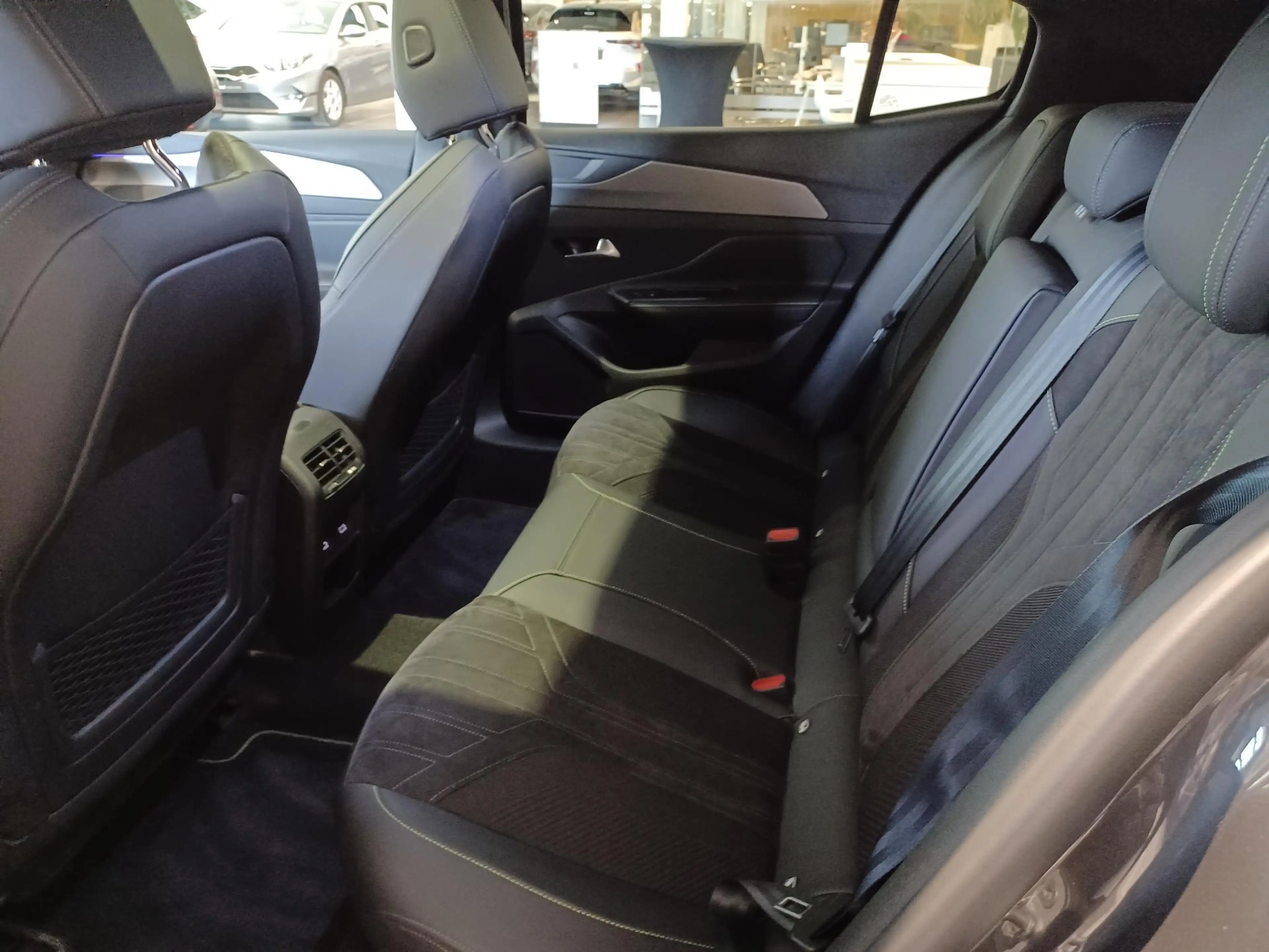 Peugeot 408 1.2 PureTech 130 S&S EAT8 GT — photo 14