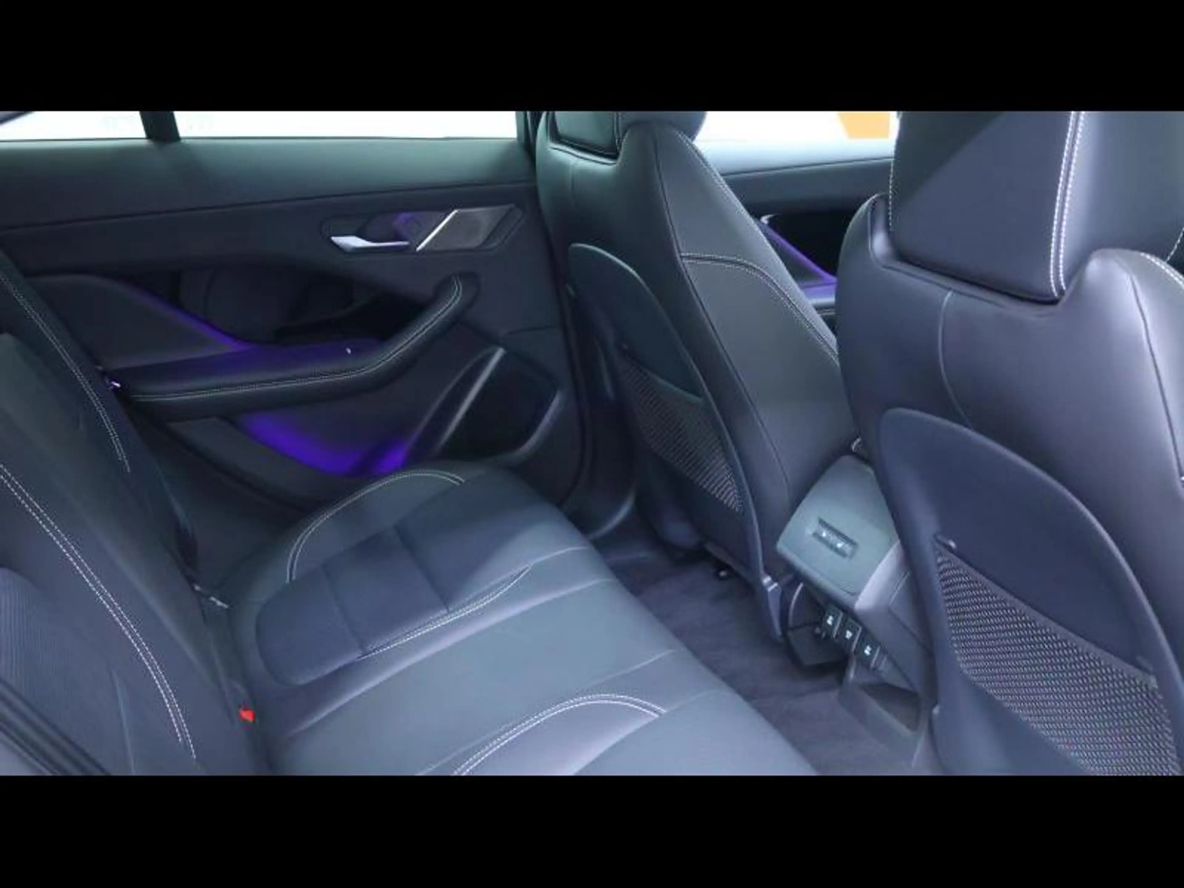 Jaguar I-Pace EV 400 R-Dynamic SE AWD Auto — photo 8