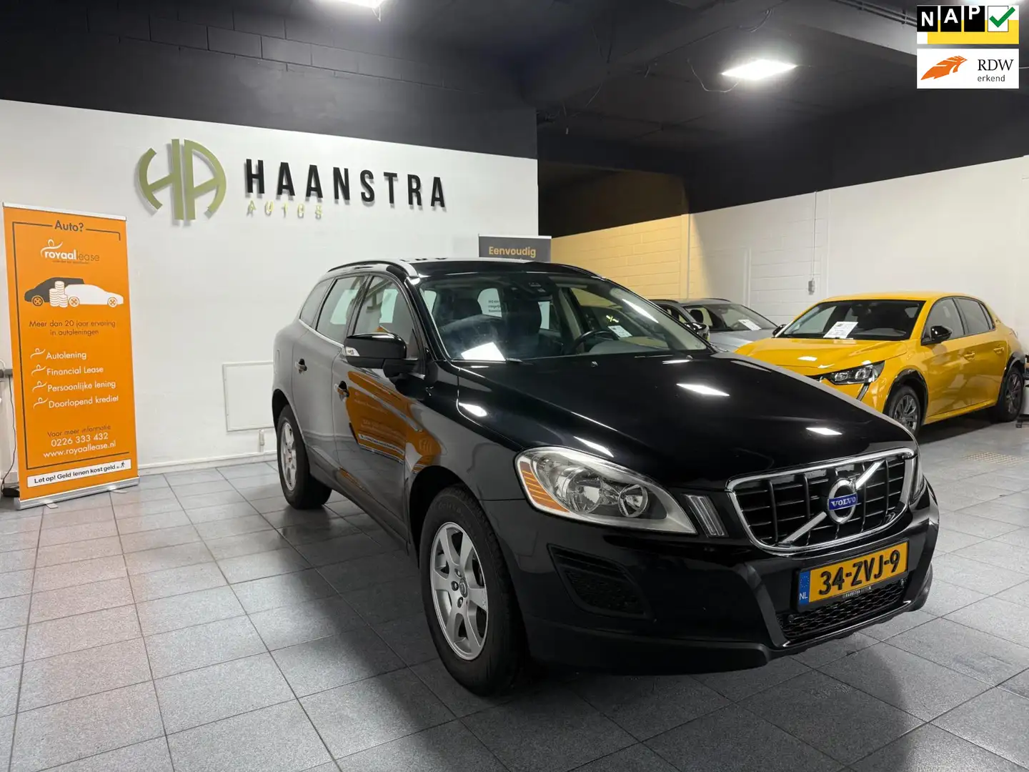 Volvo XC60 2.0 T5 Momentum Navigatie, Dealer Auto, NAP, Nieuw Noir - 1