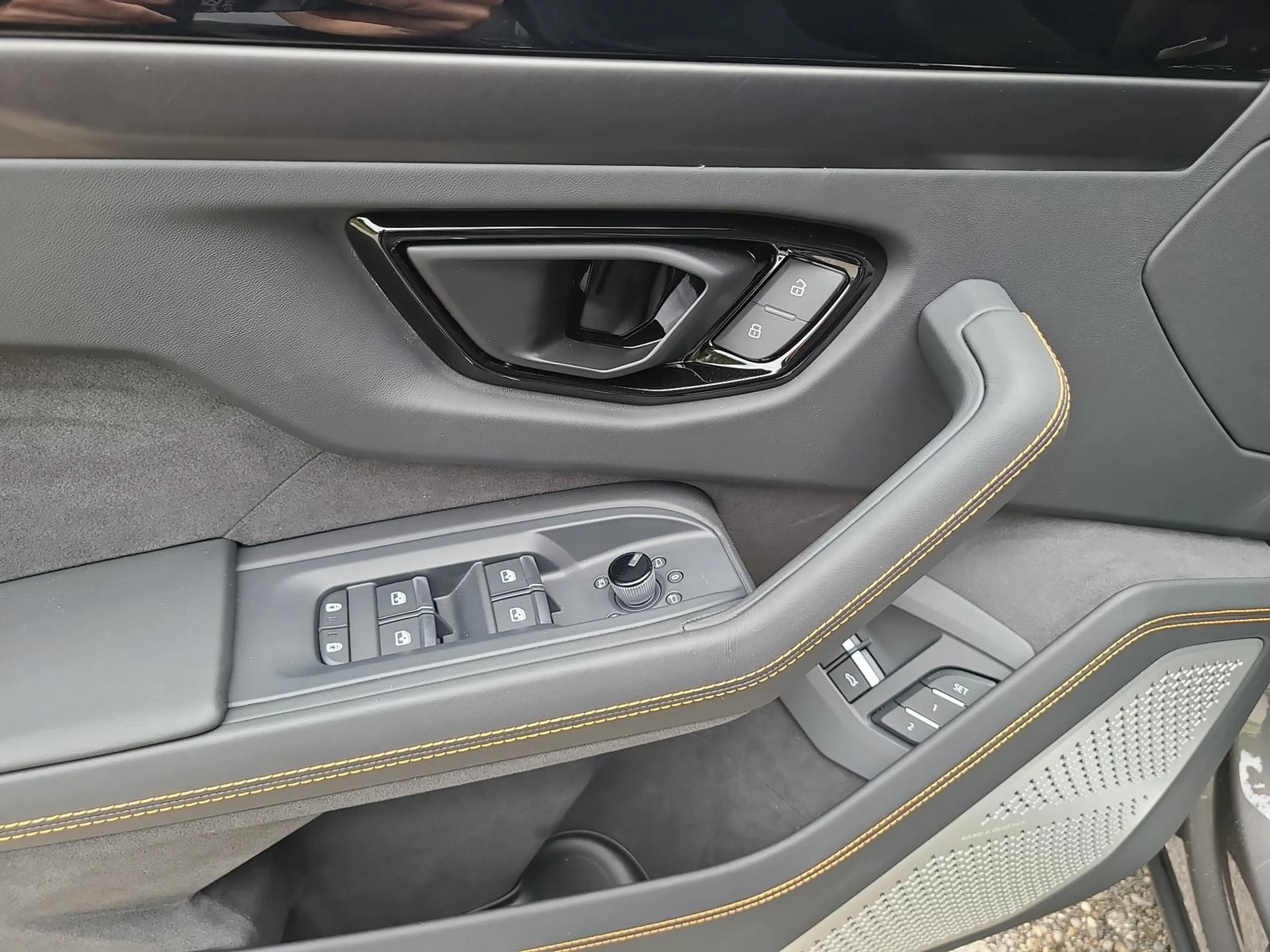 Lamborghini Urus SE ANIMA B&O ParkAssist 23"Rims — photo 12
