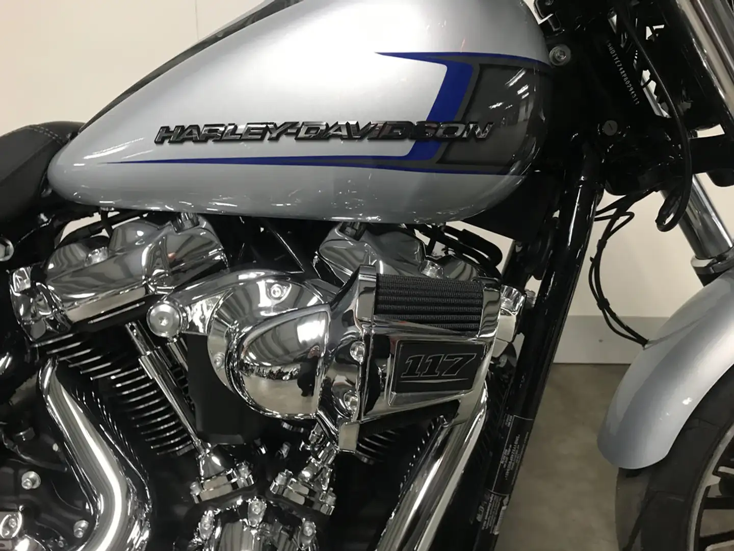 Harley-Davidson Softail Cruiser FXBR BREAKOUT Plateado - 2