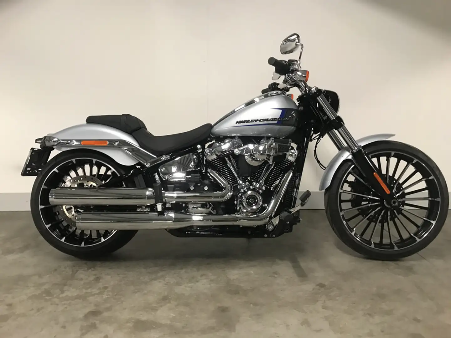 Harley-Davidson Softail Cruiser FXBR BREAKOUT Plateado - 1
