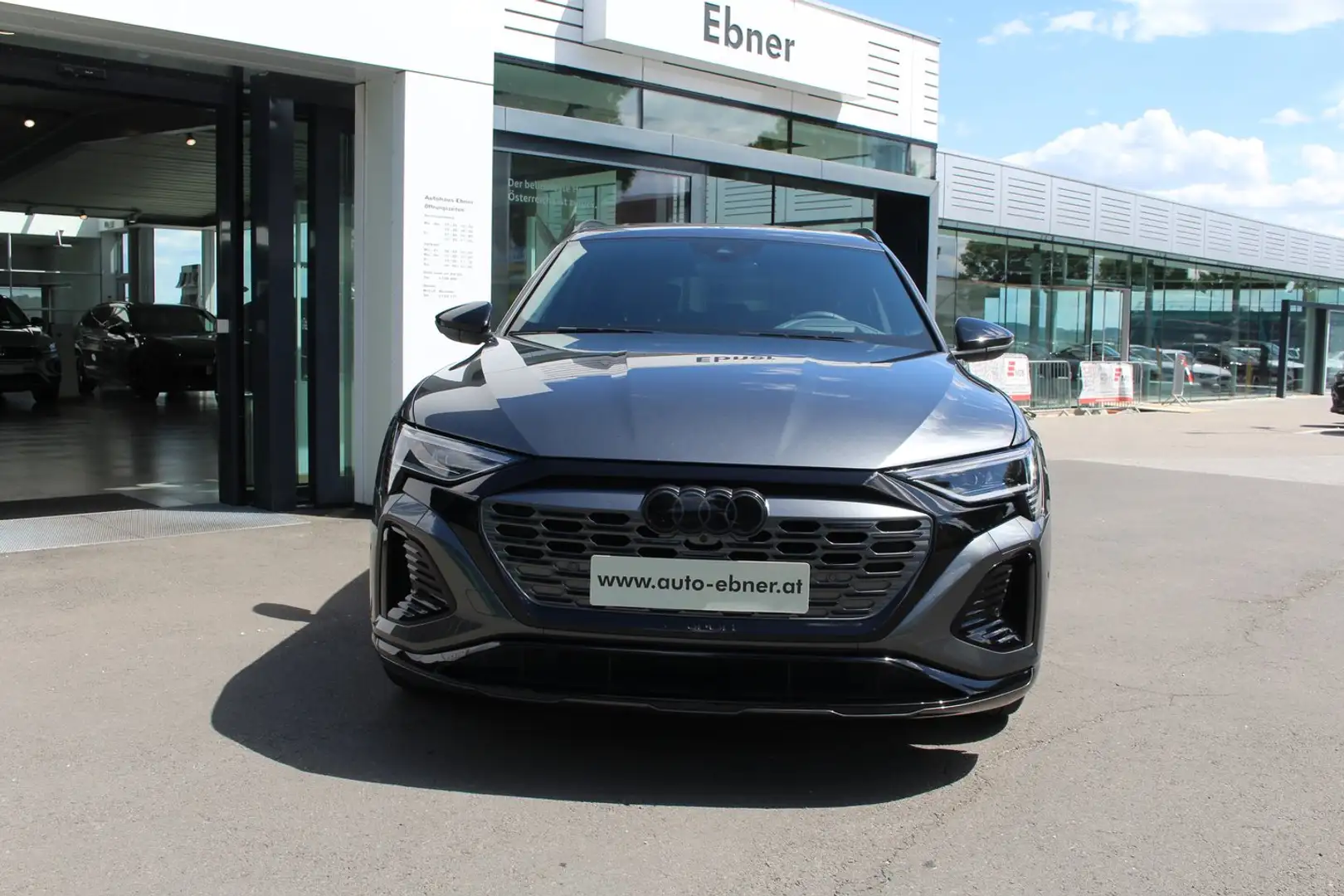 Audi Q8 55 e-tron quattro S line Grau - 2