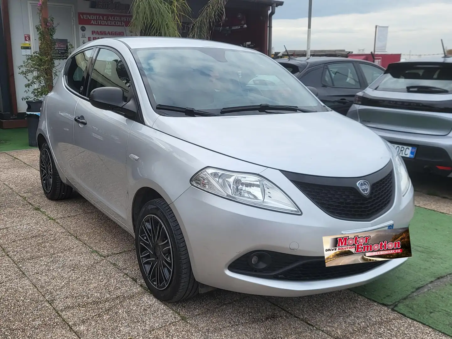 Lancia Ypsilon Ypsilon 1.2 Silver ecochic Gpl 69cv Argent - 1