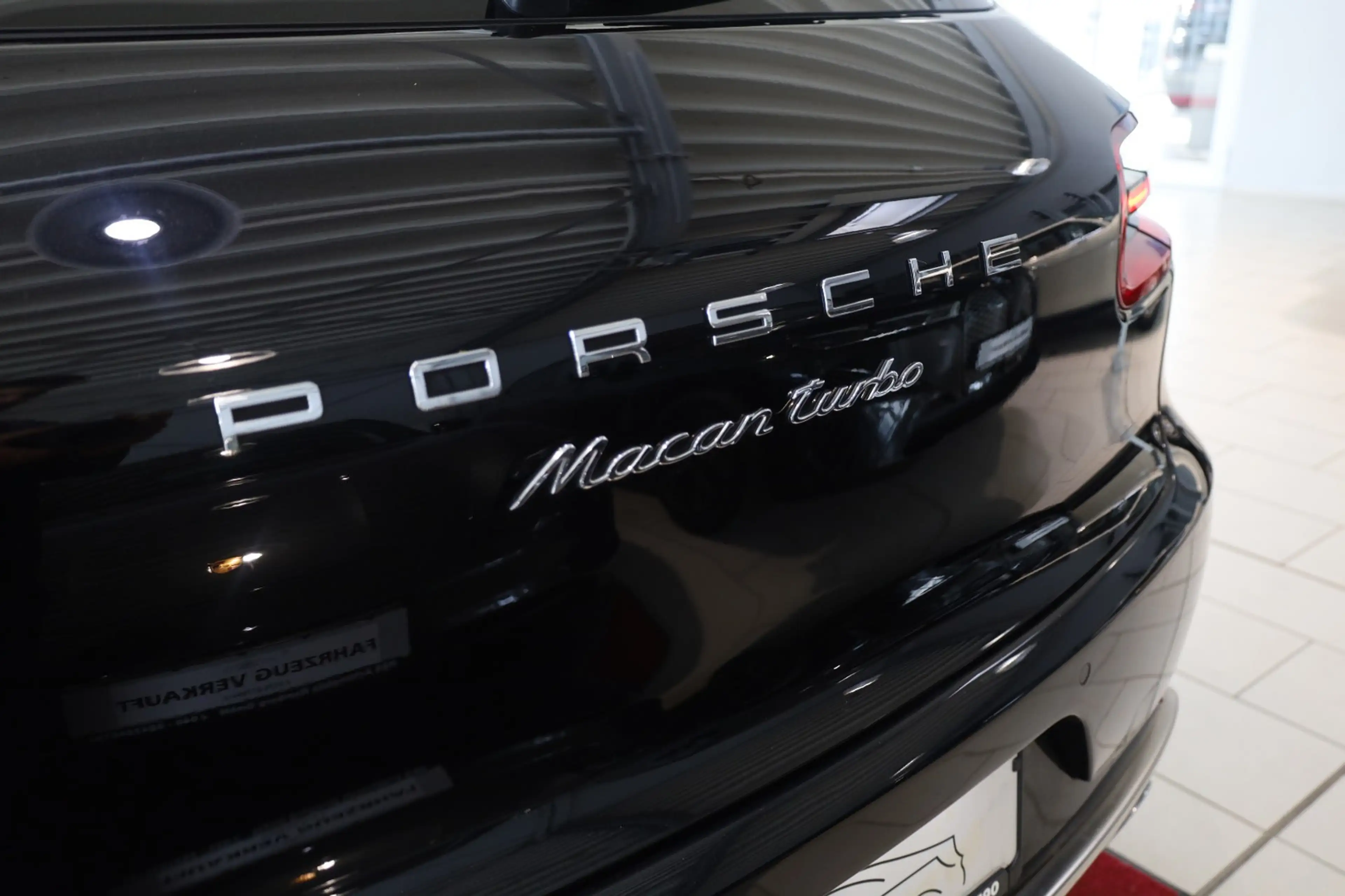 Porsche Macan Turbo* Performance Paket — photo 7