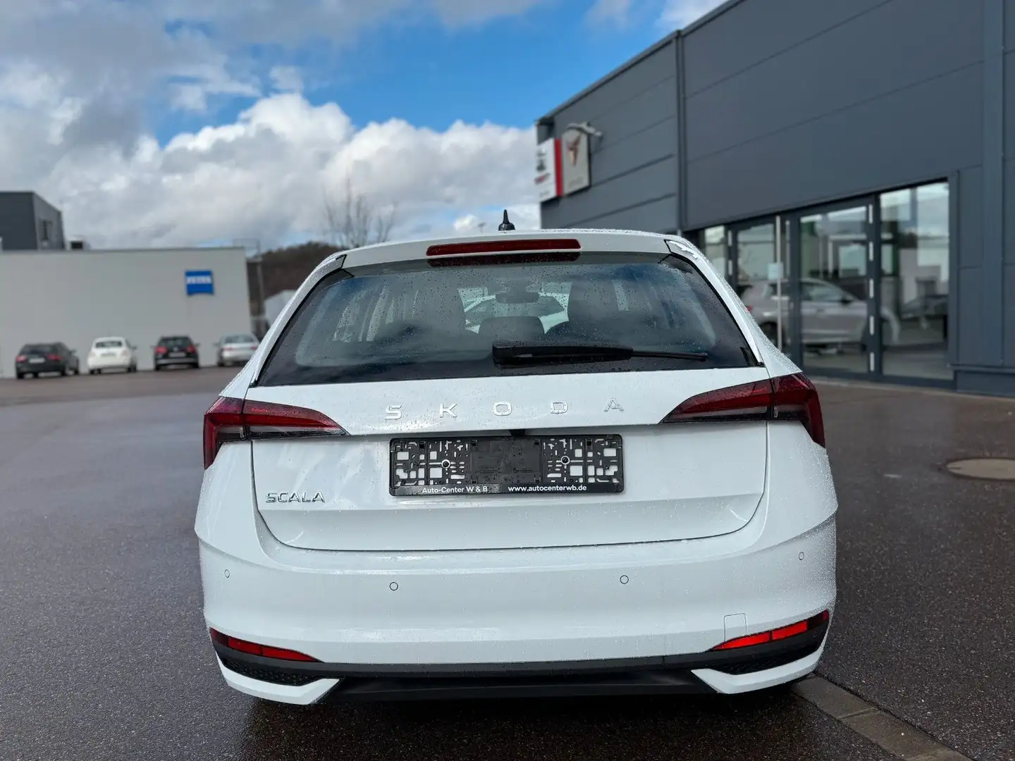 Skoda Scala Tour 1,0 TSI 85KW 7-Gang DSG Weiß - 2