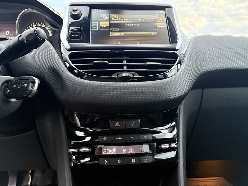 Peugeot 2008 1,6 e-HDi 115 FAP Allure — photo 11