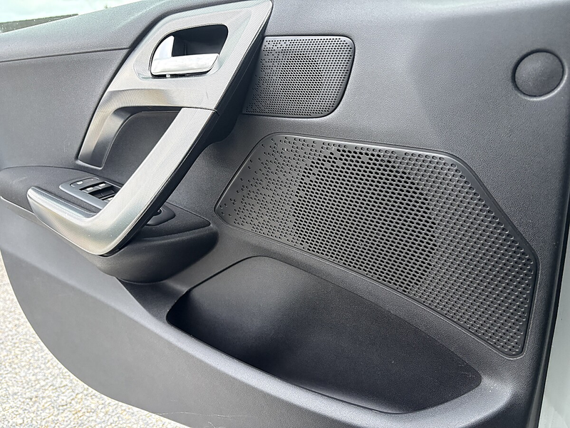 Peugeot 2008 1,6 e-HDi 115 FAP Allure — photo 13
