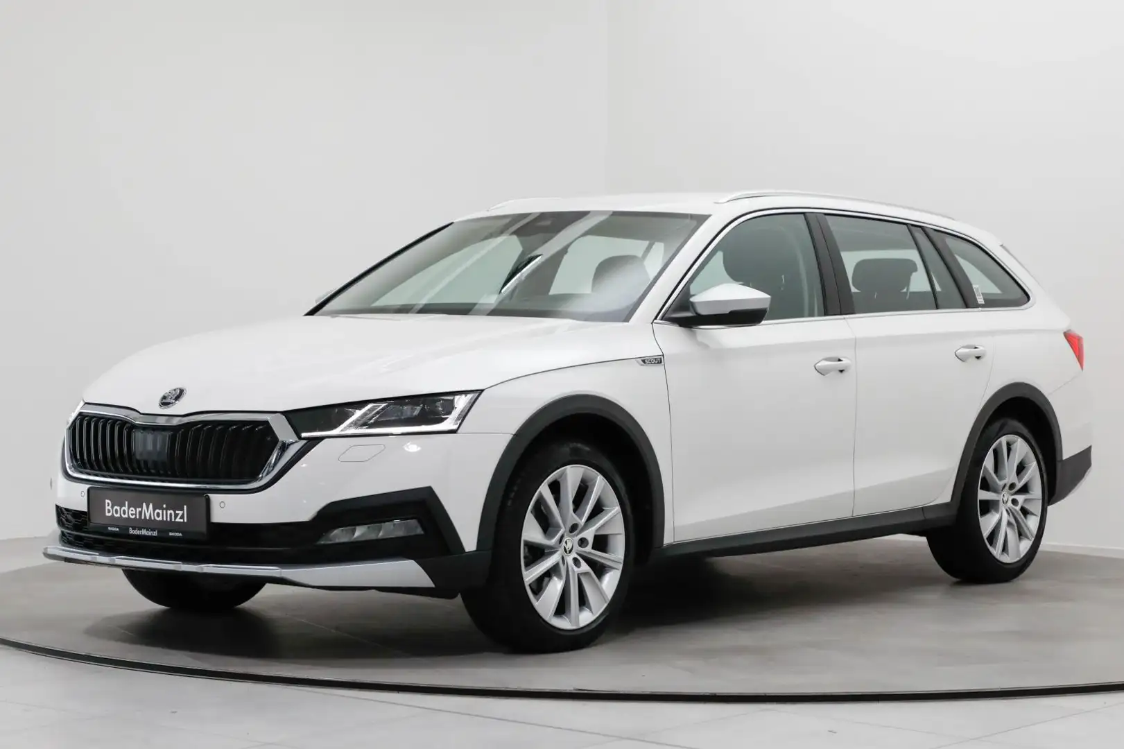 Skoda Octavia Scout 2.0 TDI 4x4 DSG AHK Stdhz HUD Navi Blanc - 2