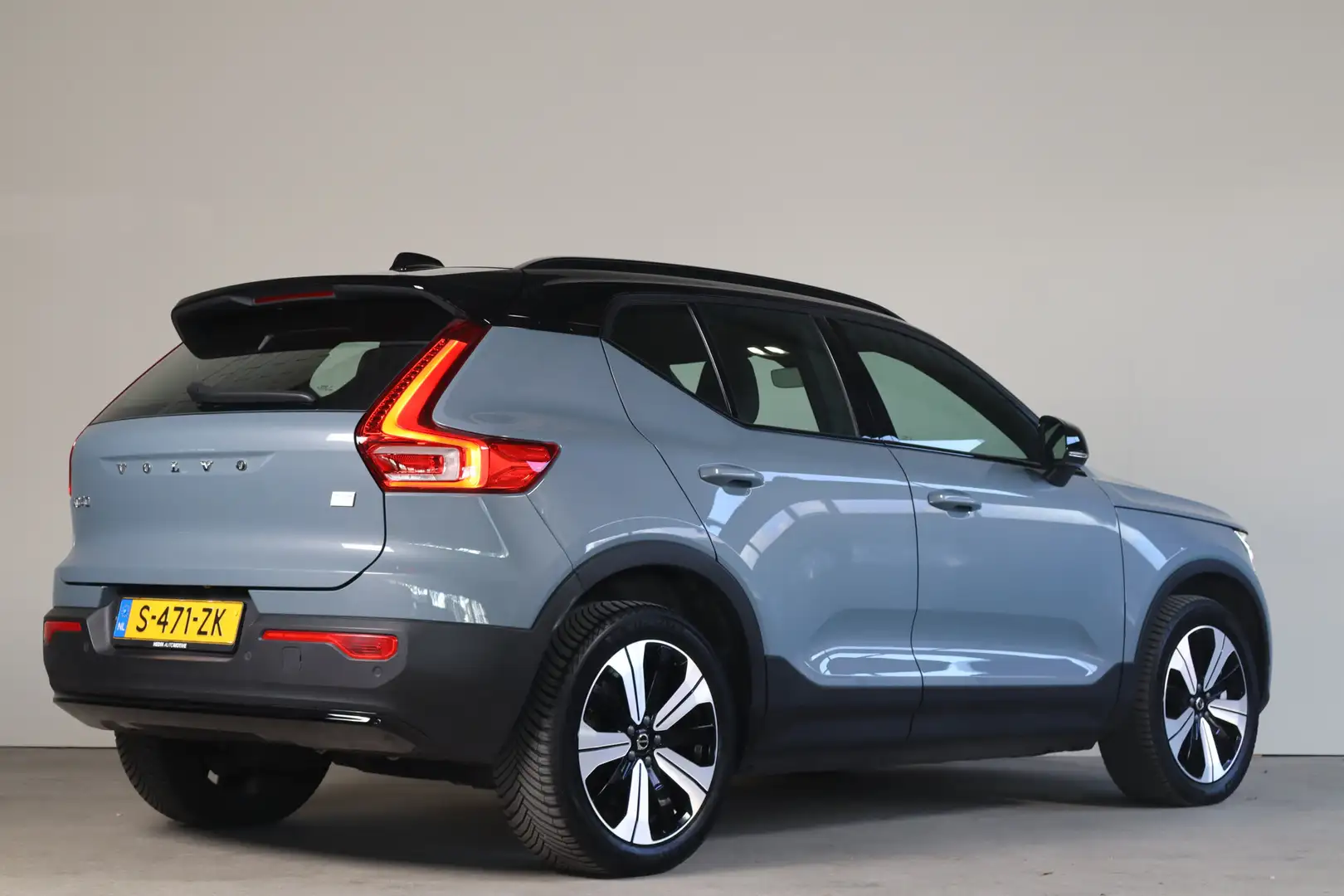 Volvo XC40 Recharge Core 70 kWh NL-Auto!! Stuur+Stoelverw. I Grijs - 2