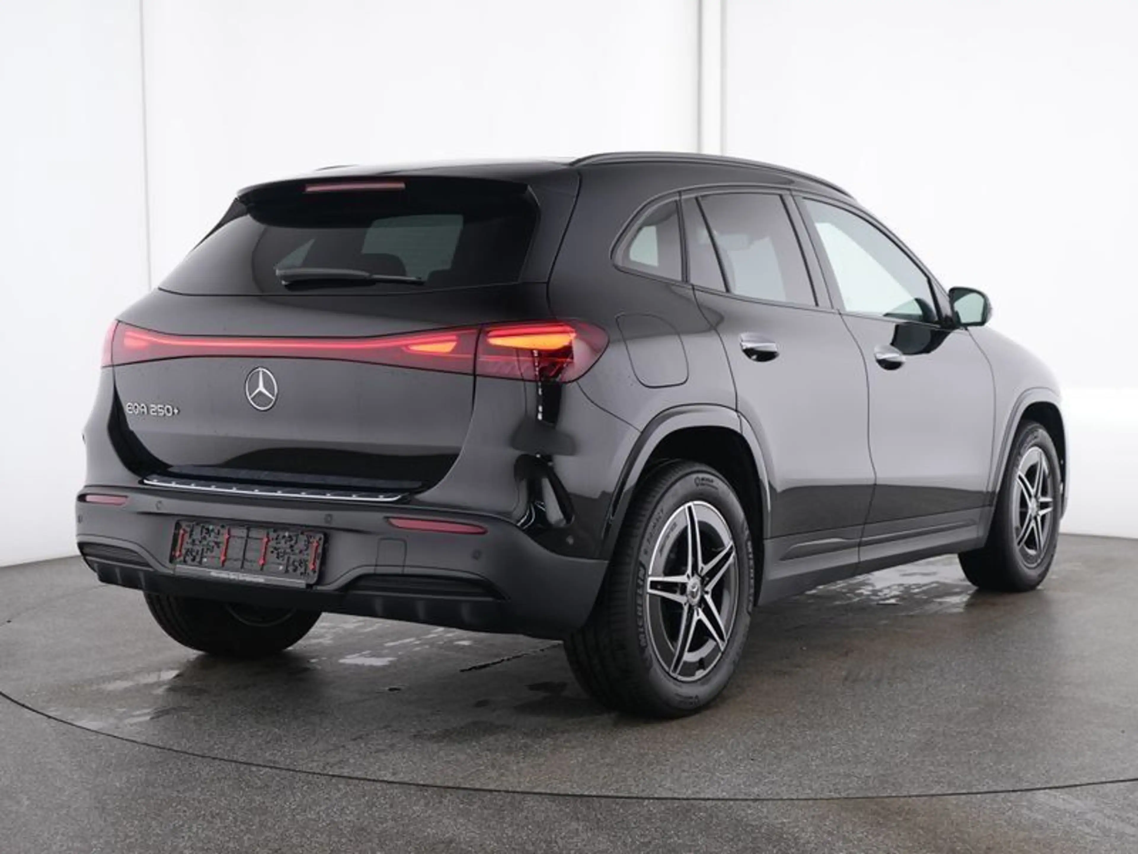 Mercedes-Benz EQA 250+ AMG-ADVA+ NIGHT PANO FAP 360° BURMESTER — photo 4