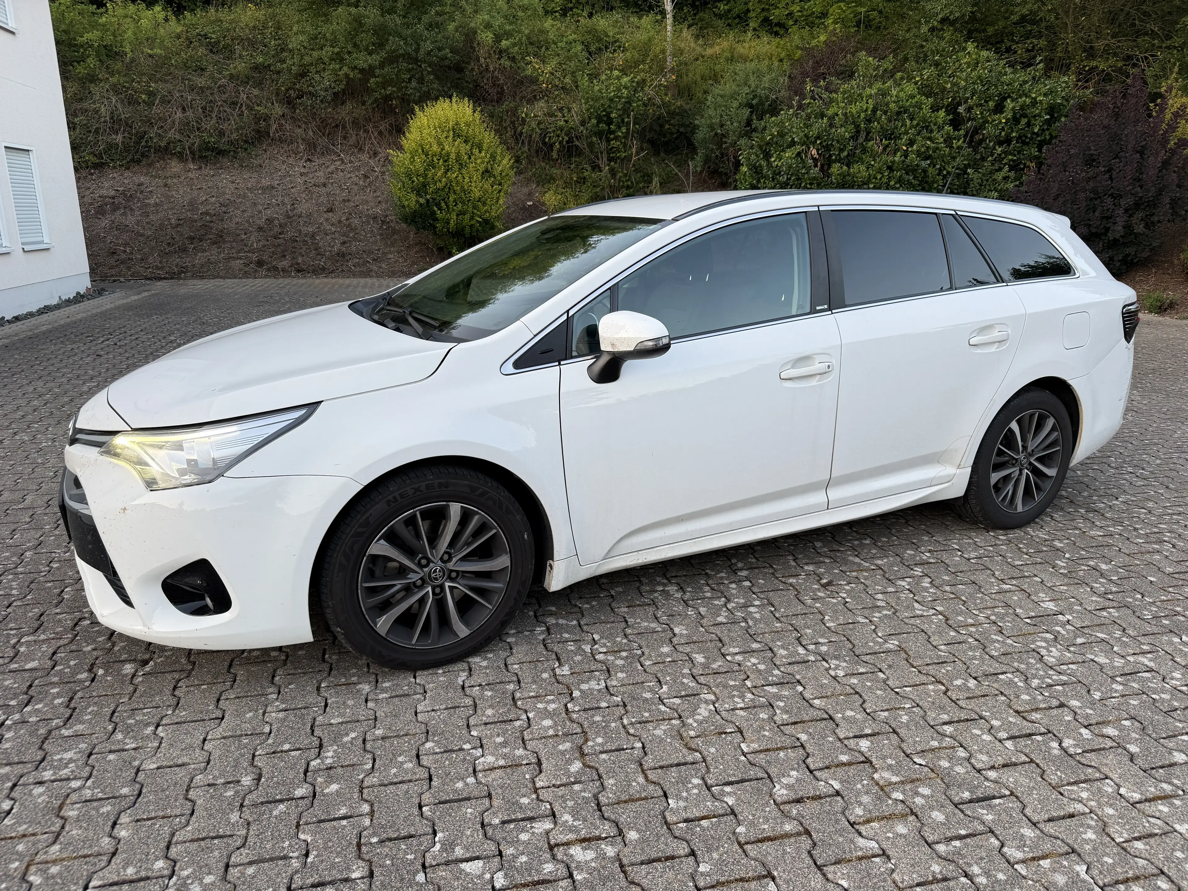 Toyota Avensis Touring Sports 2.0 D-4D Edition-S*NAVI*XENON*KLIMA*TEMPOMAT*CAM*BRC*ALU — photo 2