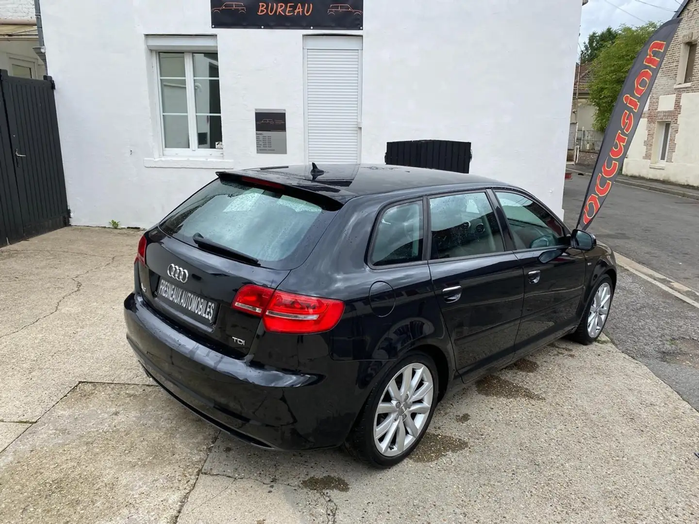 Audi A3 II (2) SPORTBACK 1.6 TDI 105 S LINE Noir - 2
