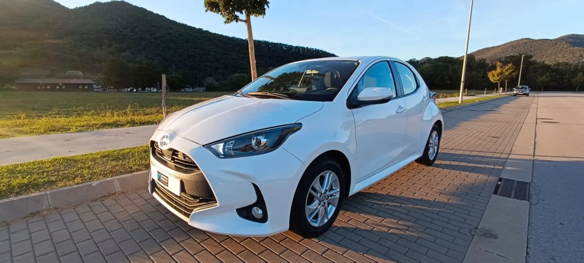 Toyota Yaris Pequeño Manual de 5 Puertas Blanco - 1