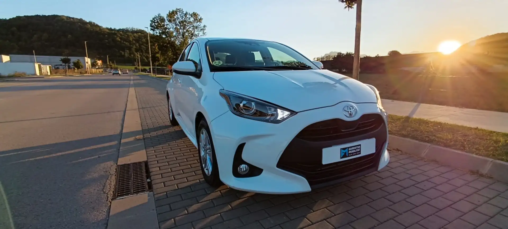 Toyota Yaris Pequeño Manual de 5 Puertas Blanco - 2