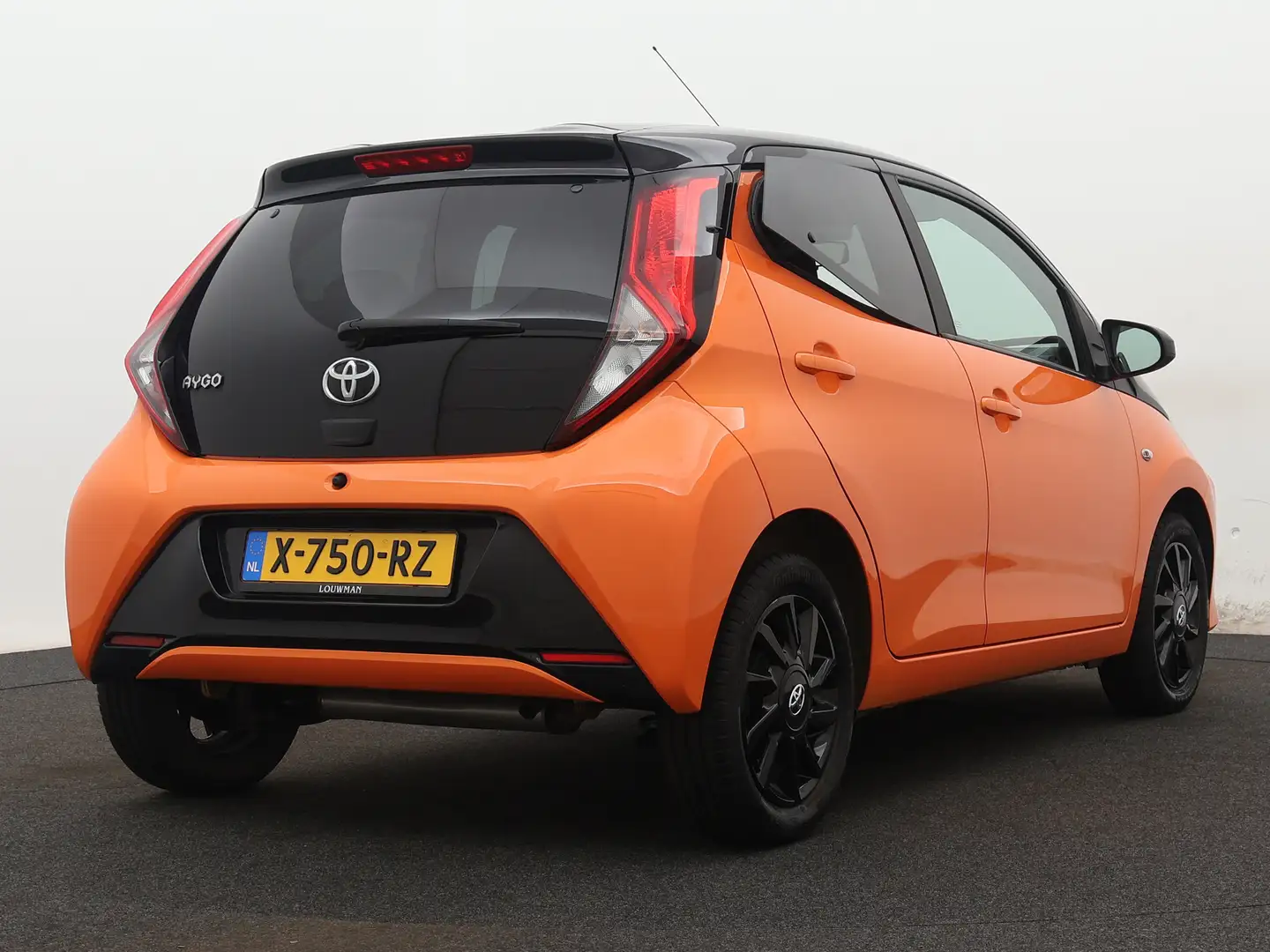 Toyota Aygo 1.0 X-cite | Automaat | Carplay | Lichtmetalen vel Oranje - 2