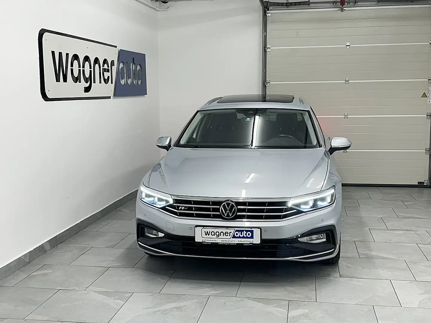 Volkswagen Passat Variant Elegance 2,0 SCR TDI DSG.R-Line/IQ Matrix LED/A... Silber - 1
