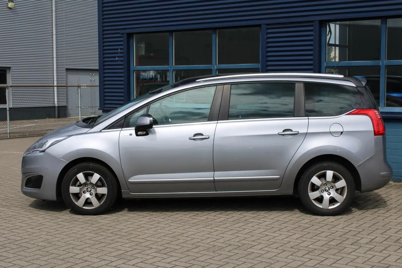 Peugeot 5008 1.6 THP Style 5p. Grijs - 2