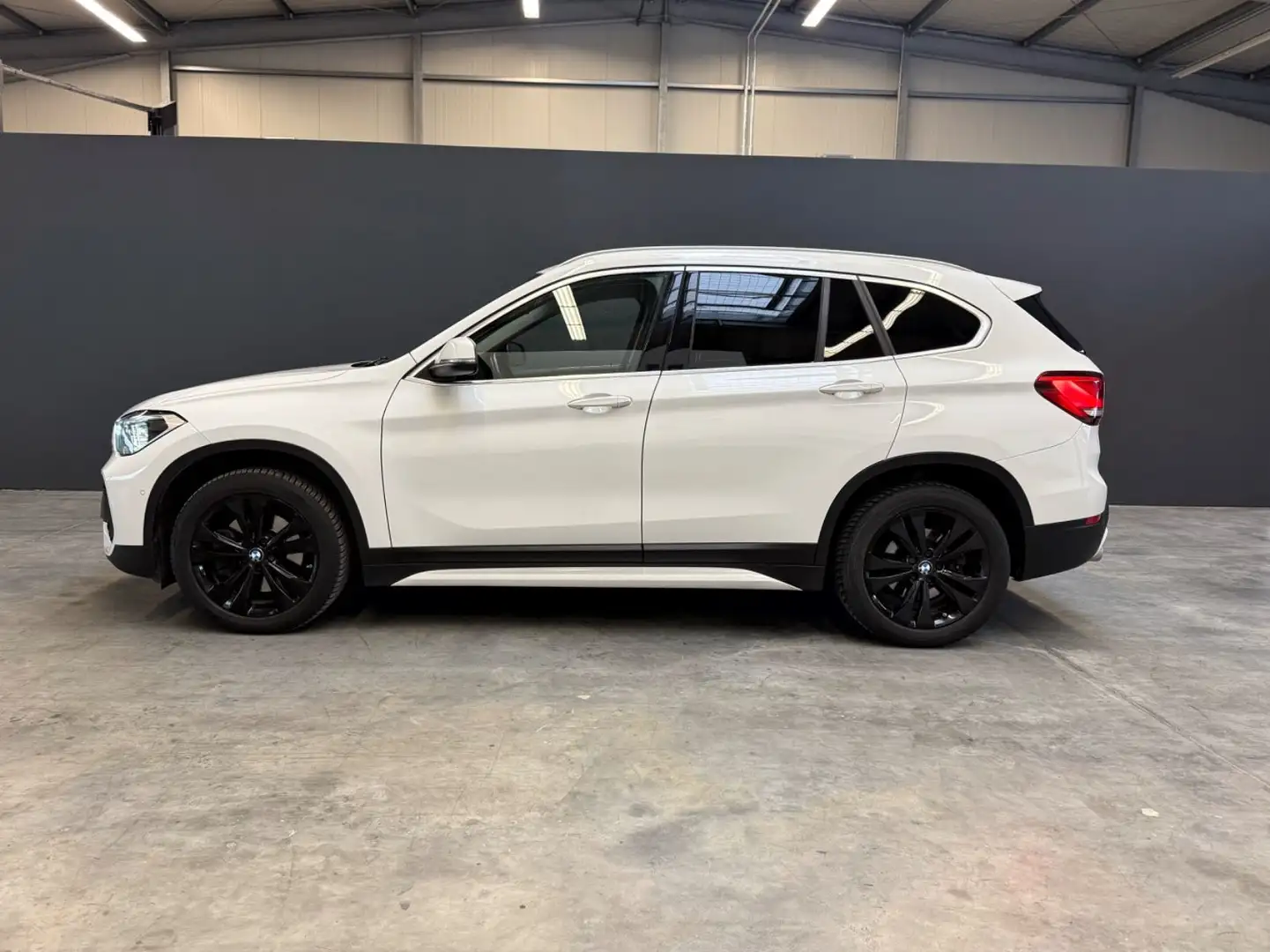 BMW X1 20d xDrive Sport Line LED/AHK/Kamera/HeadUp Weiß - 2