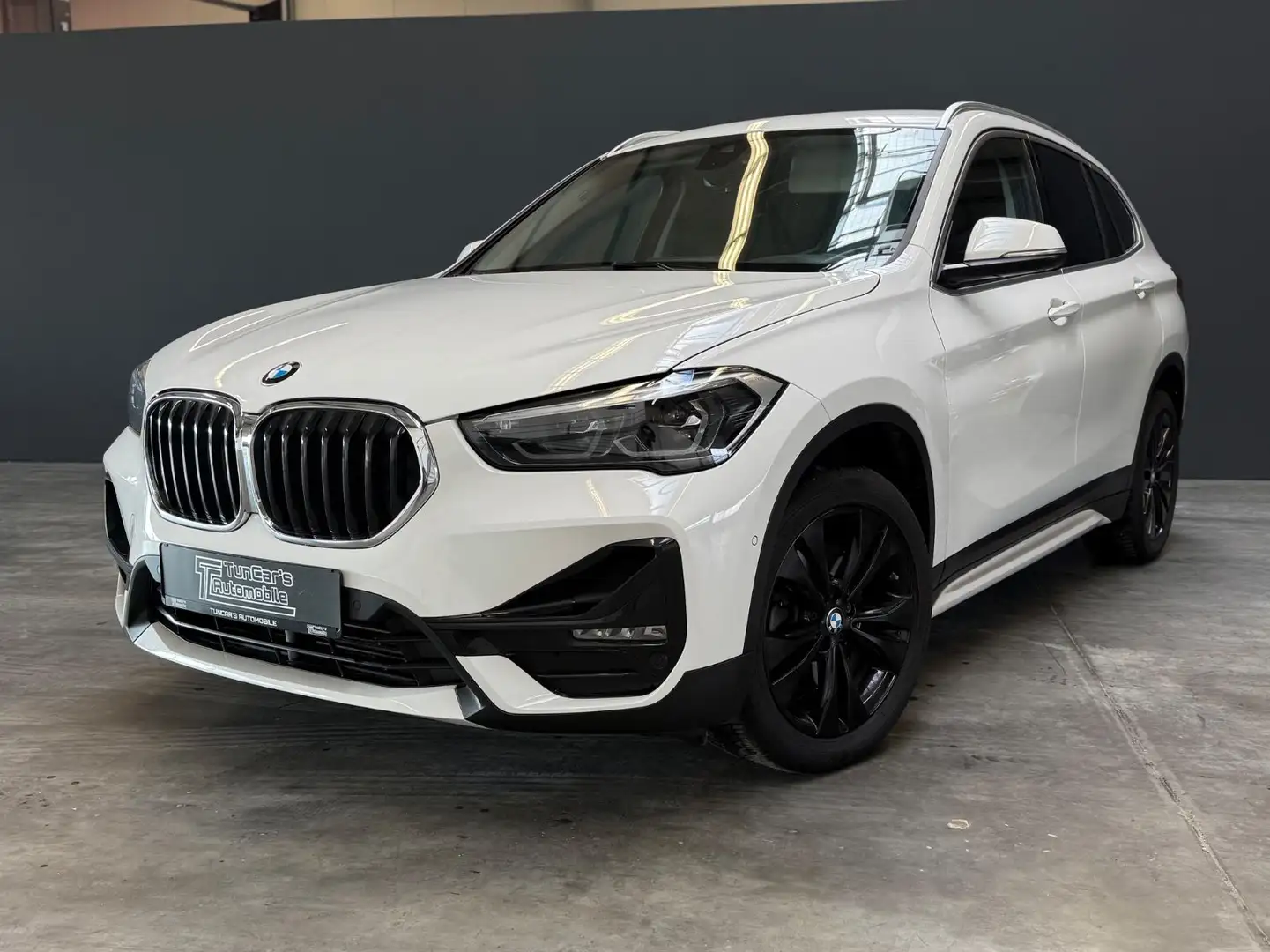 BMW X1 20d xDrive Sport Line LED/AHK/Kamera/HeadUp Weiß - 1