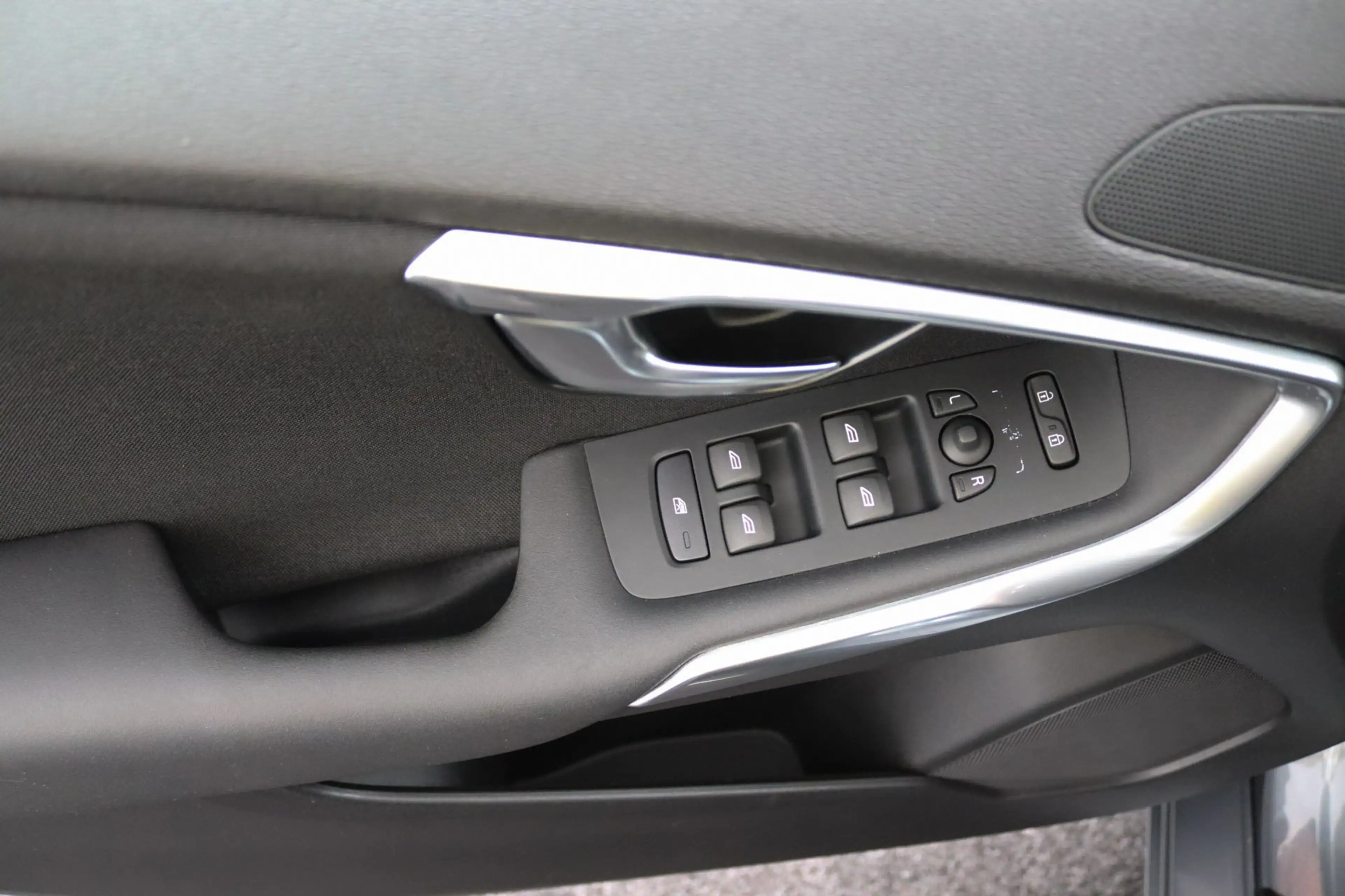 Volvo V40 2.0 T3 Momentum | Stoelverwarming | Trekhaak | LED — photo 35