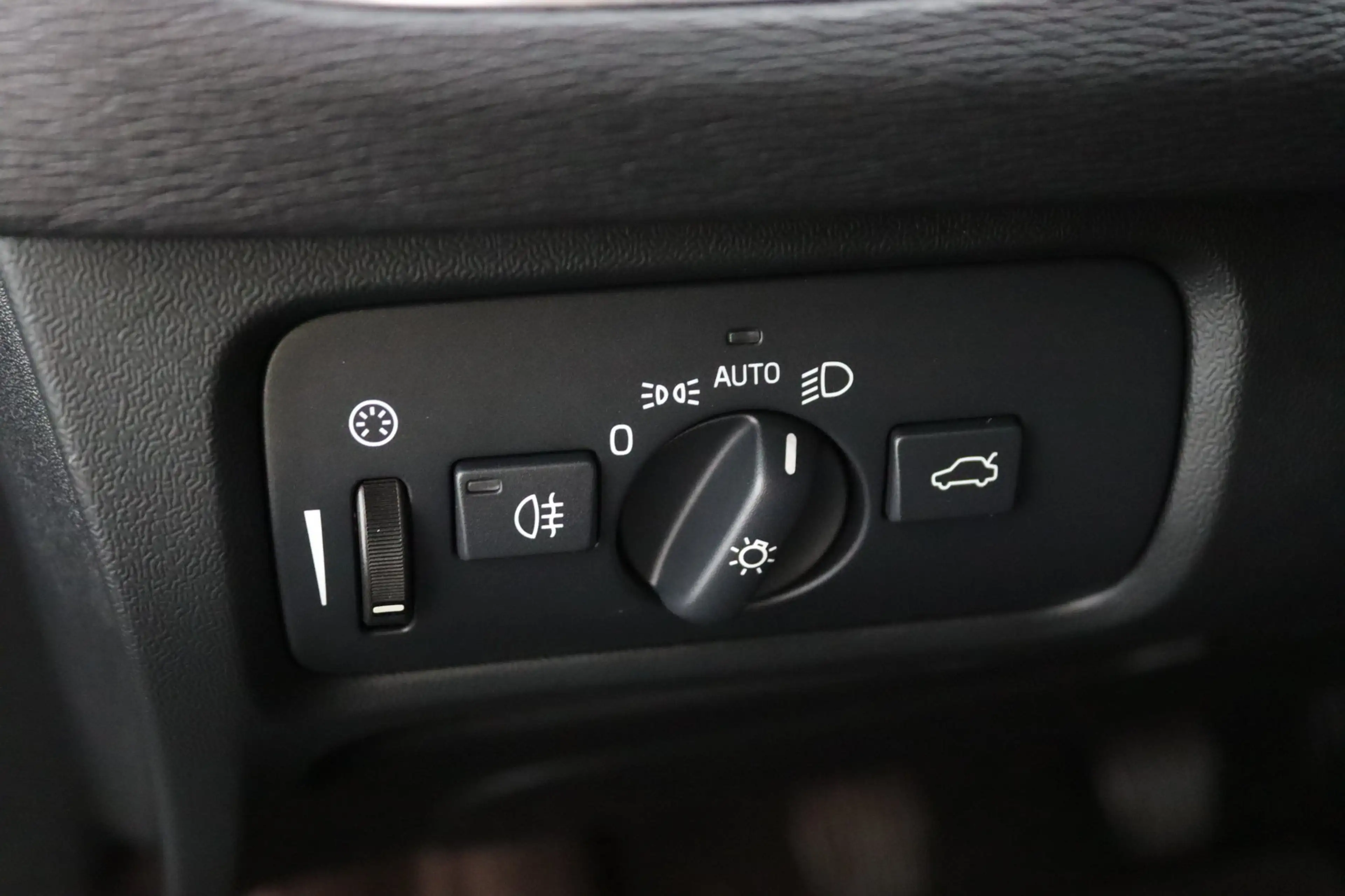 Volvo V40 2.0 T3 Momentum | Stoelverwarming | Trekhaak | LED — photo 36