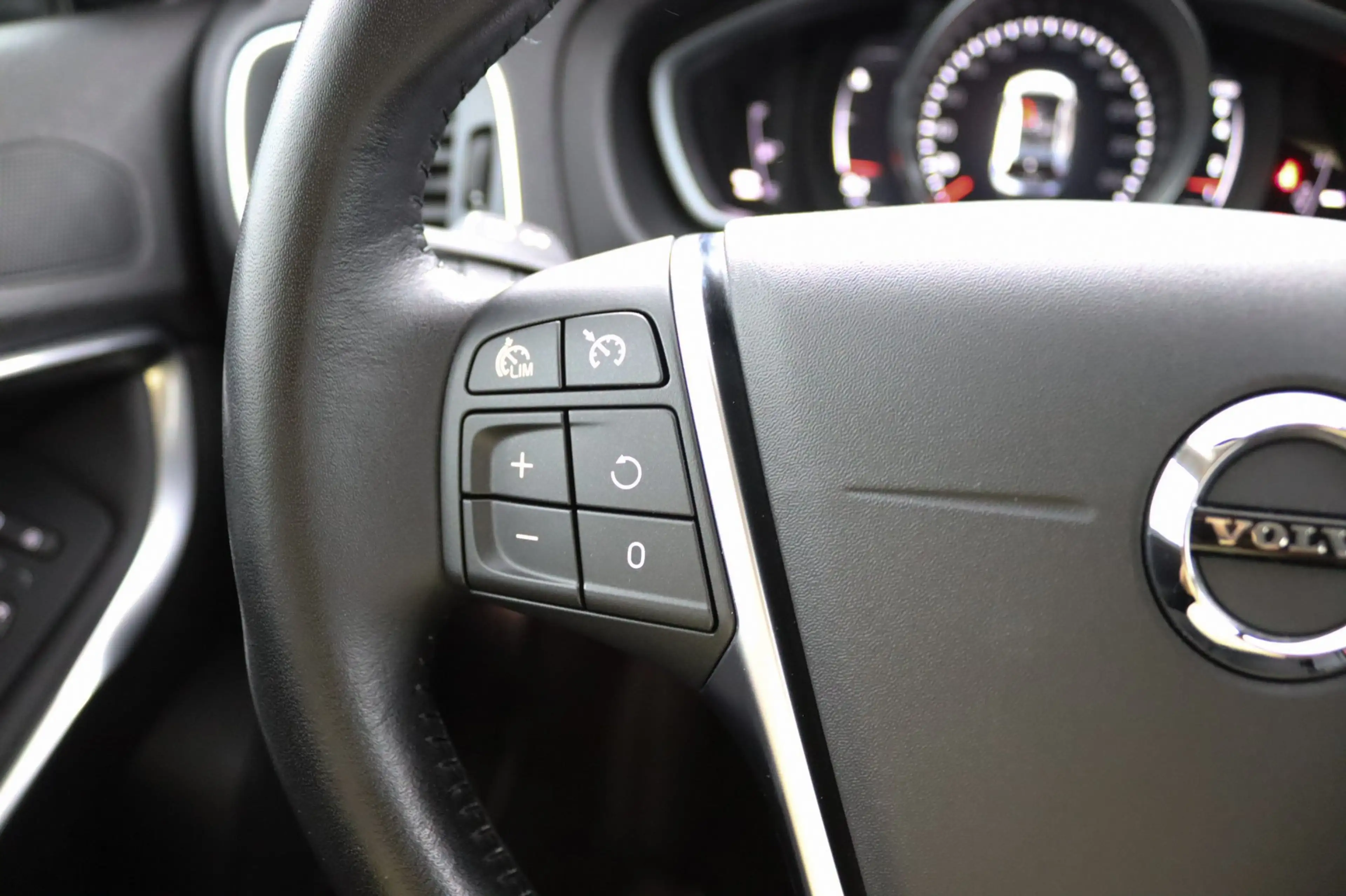 Volvo V40 2.0 T3 Momentum | Stoelverwarming | Trekhaak | LED — photo 11