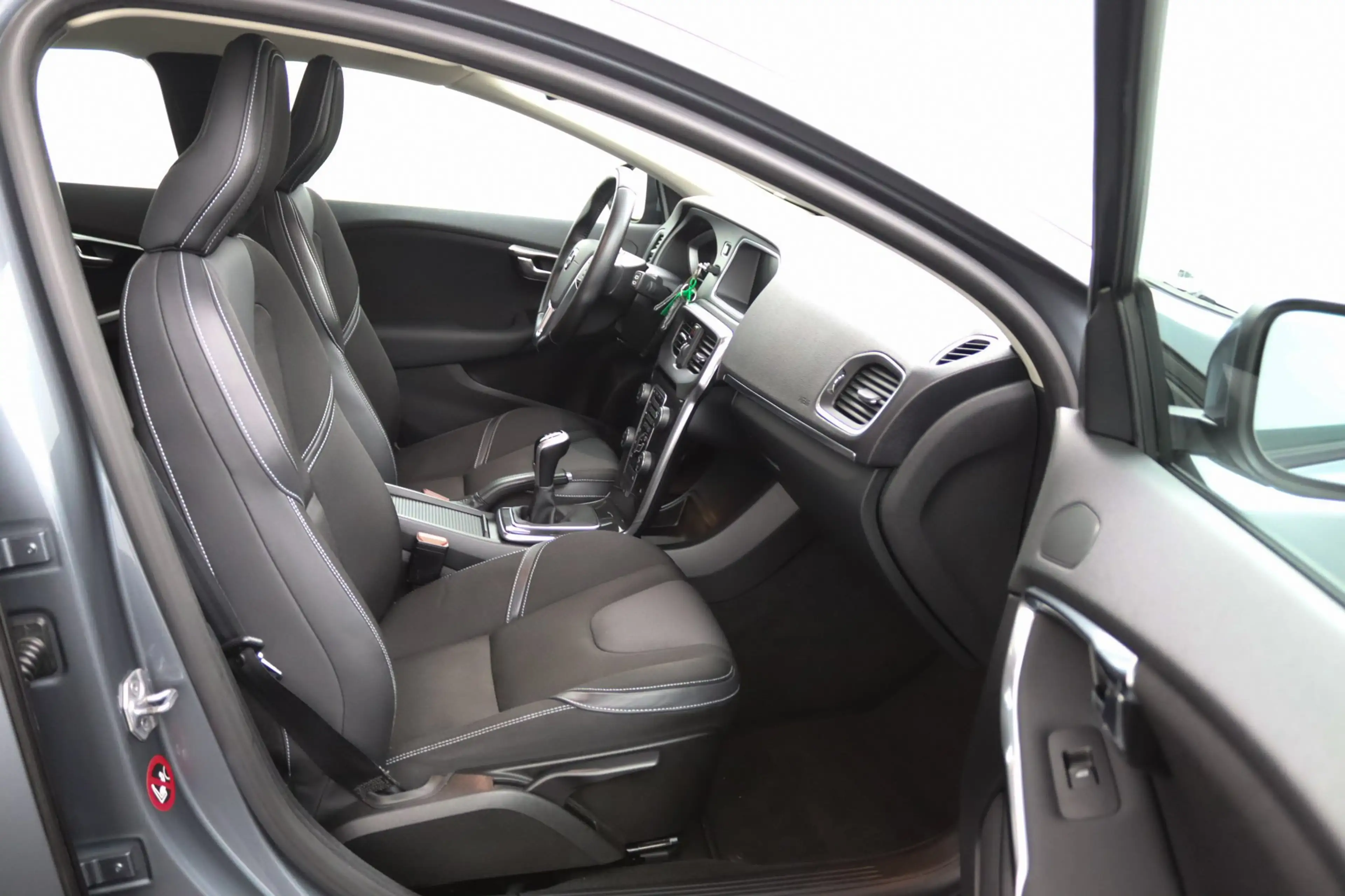Volvo V40 2.0 T3 Momentum | Stoelverwarming | Trekhaak | LED — photo 7