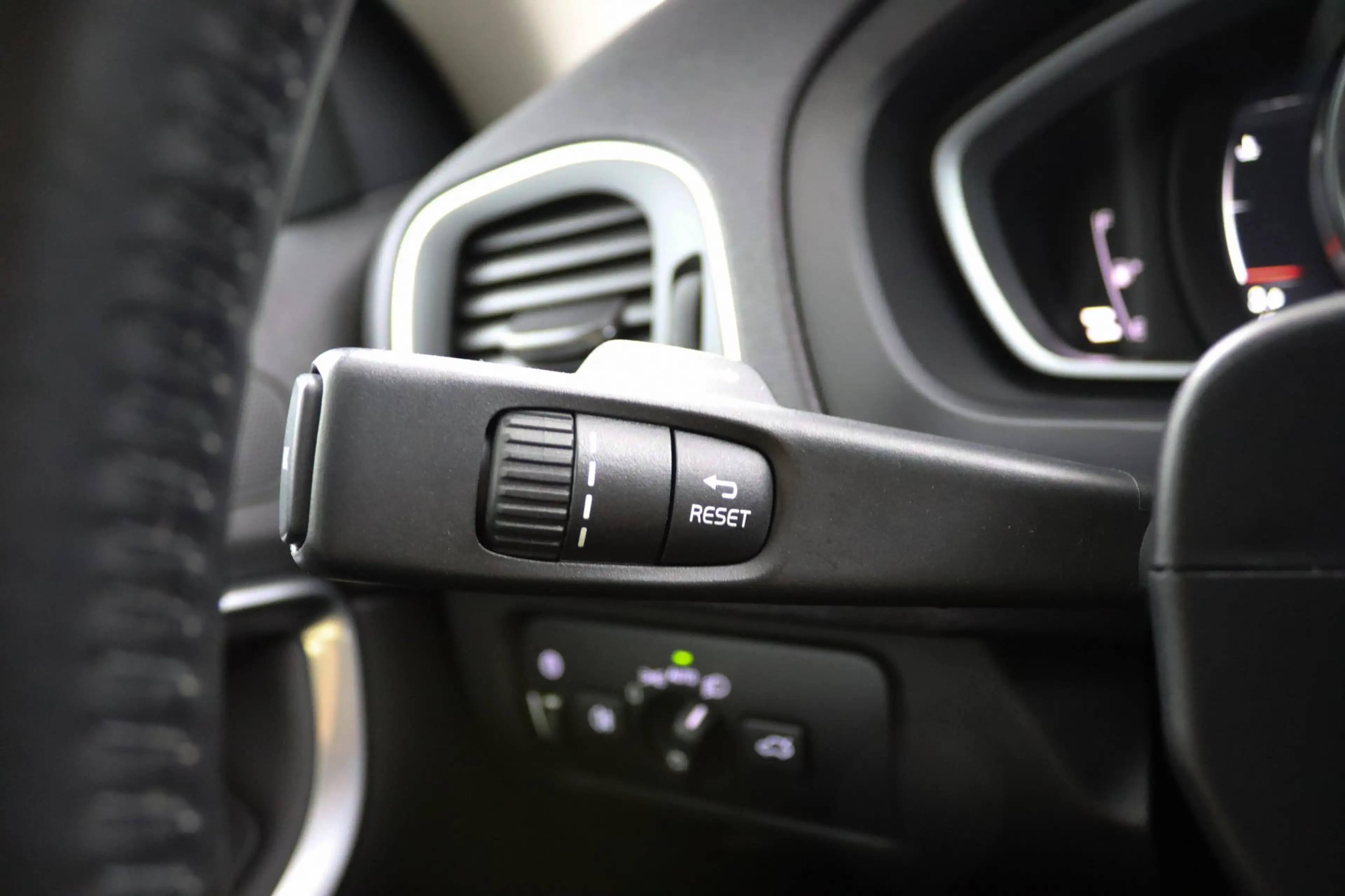 Volvo V40 2.0 T3 Momentum | Stoelverwarming | Trekhaak | LED — photo 37