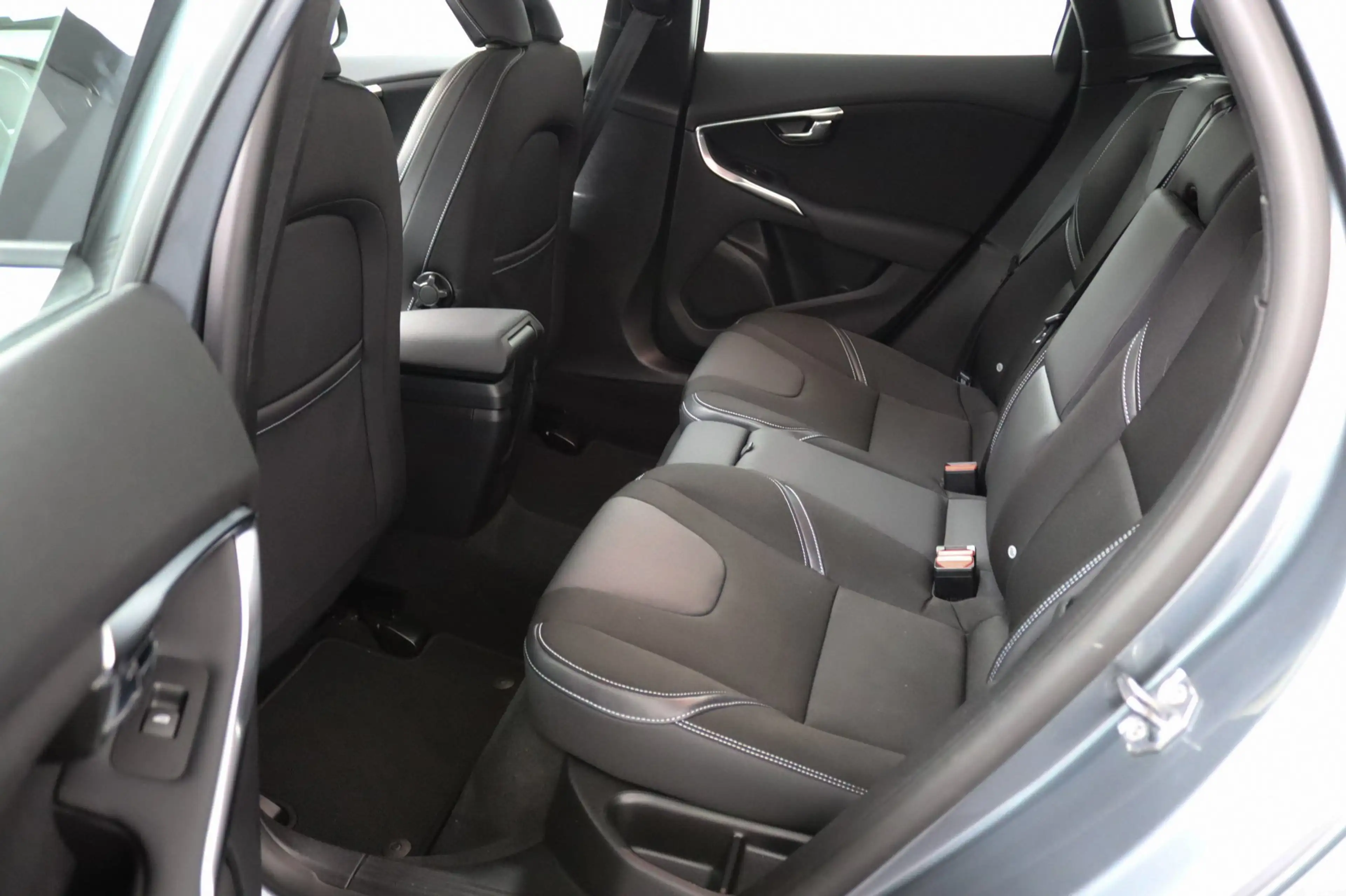 Volvo V40 2.0 T3 Momentum | Stoelverwarming | Trekhaak | LED — photo 9