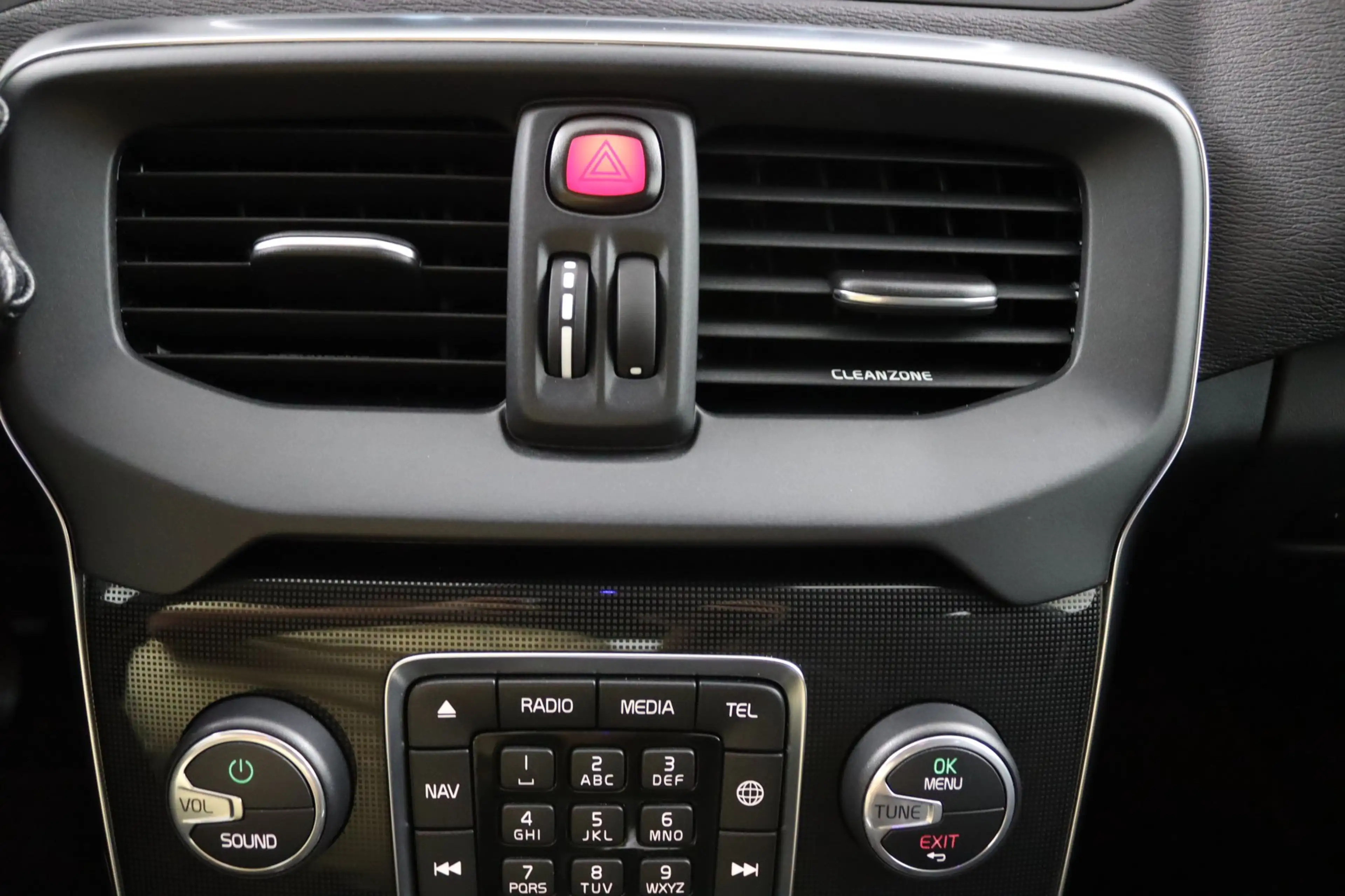 Volvo V40 2.0 T3 Momentum | Stoelverwarming | Trekhaak | LED — photo 28